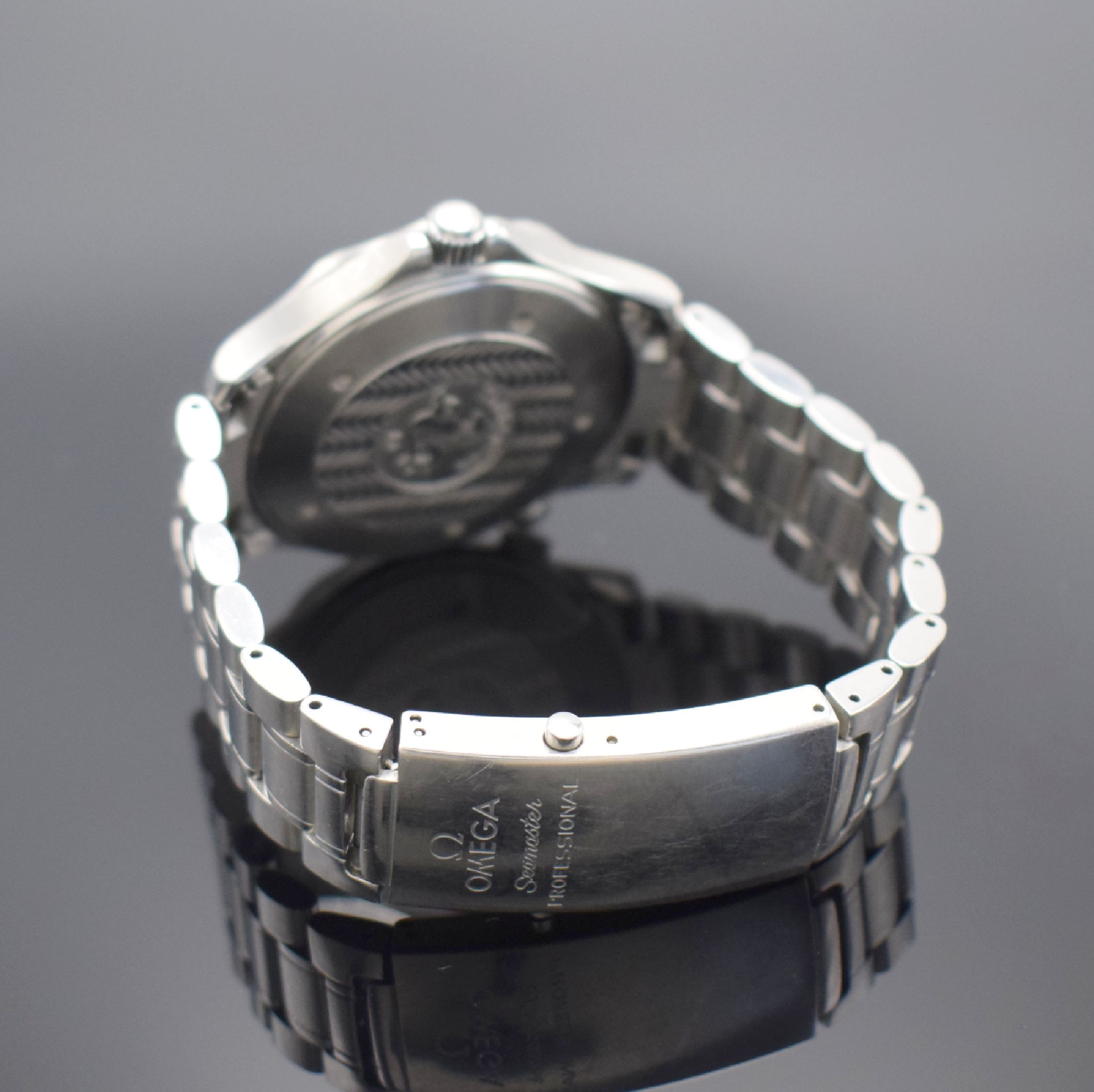 Detail b: OMEGA Seamaster Herrenarmbanduhr in Stahl Referenz 22645000, Schweiz verk. lt. beil. Pap. 01/2004, quarz, Boden, Krone & Heliumventil verschr., orig. ...