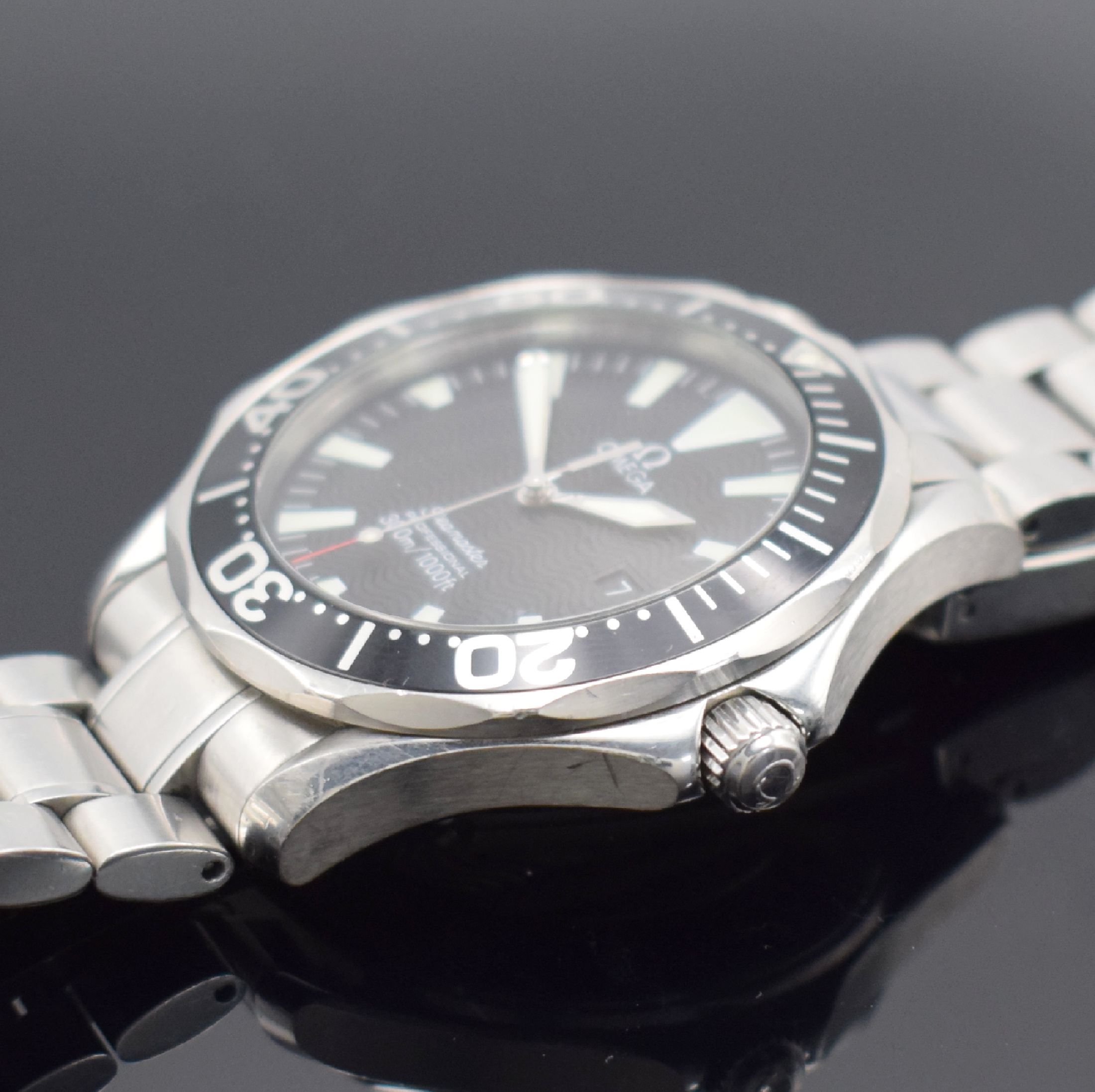 Detail c: OMEGA Seamaster Herrenarmbanduhr in Stahl Referenz 22645000, Schweiz verk. lt. beil. Pap. 01/2004, quarz, Boden, Krone & Heliumventil verschr., orig. ...