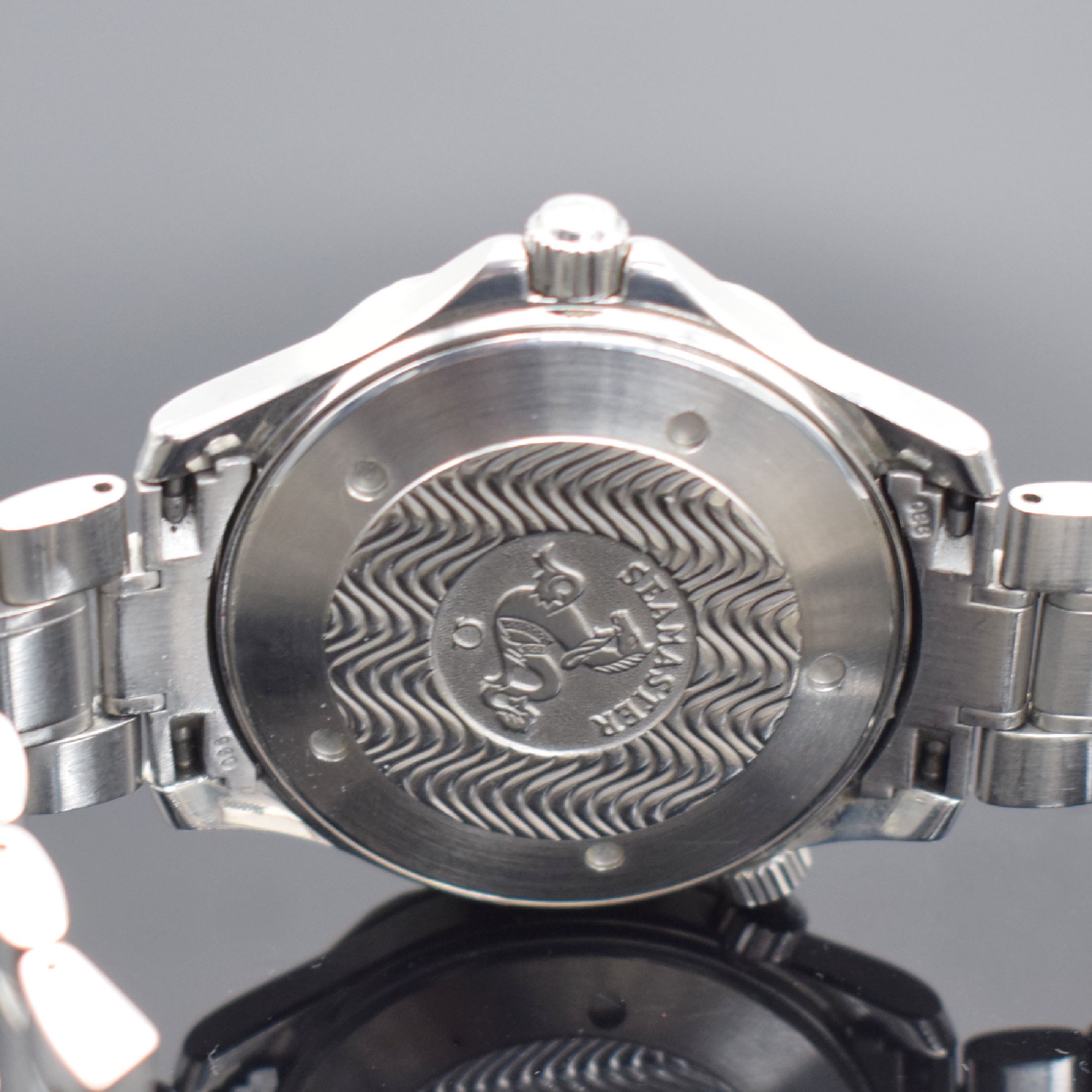Detail d: OMEGA Seamaster Herrenarmbanduhr in Stahl Referenz 22645000, Schweiz verk. lt. beil. Pap. 01/2004, quarz, Boden, Krone & Heliumventil verschr., orig. ...