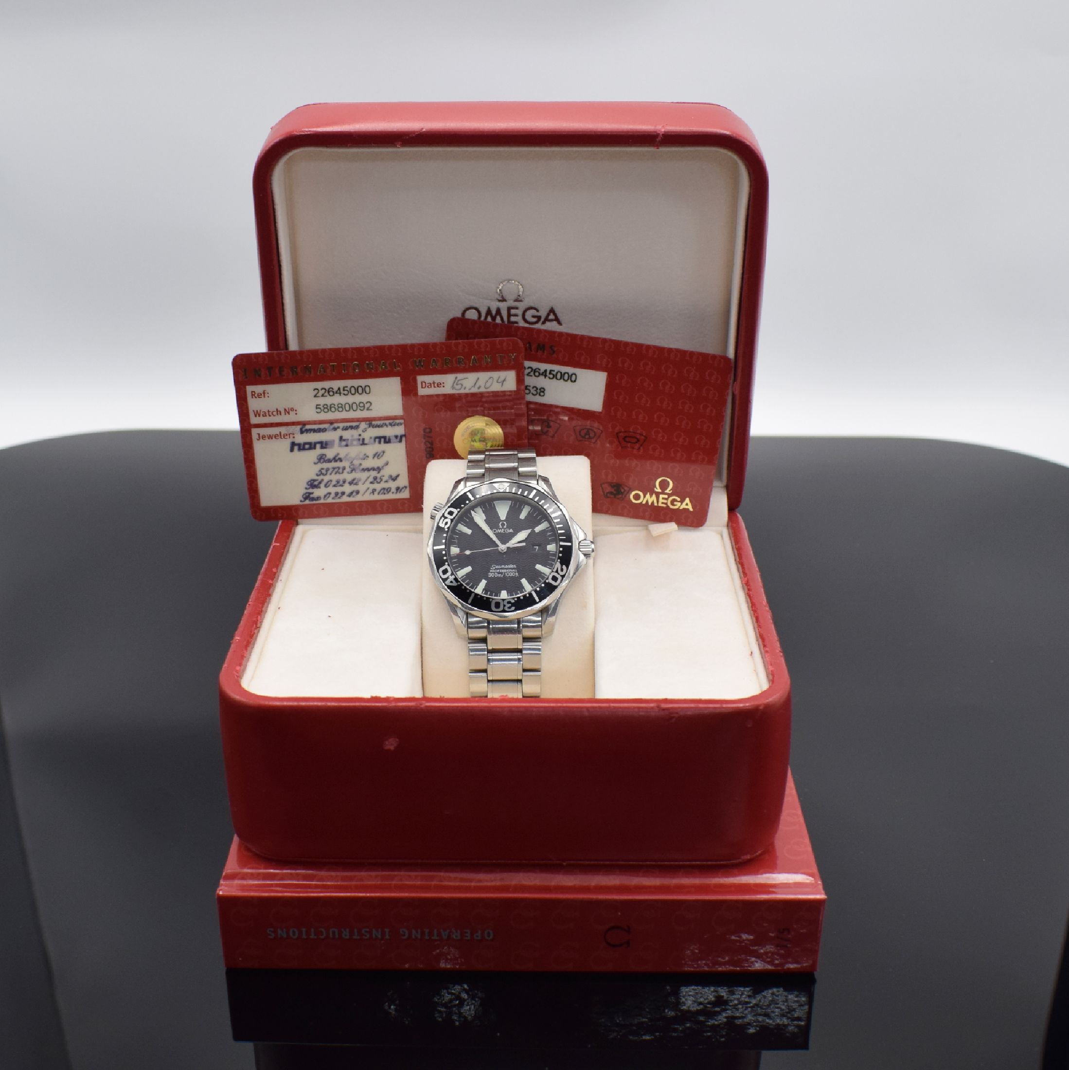 Detail e: OMEGA Seamaster Herrenarmbanduhr in Stahl Referenz 22645000, Schweiz verk. lt. beil. Pap. 01/2004, quarz, Boden, Krone & Heliumventil verschr., orig. ...