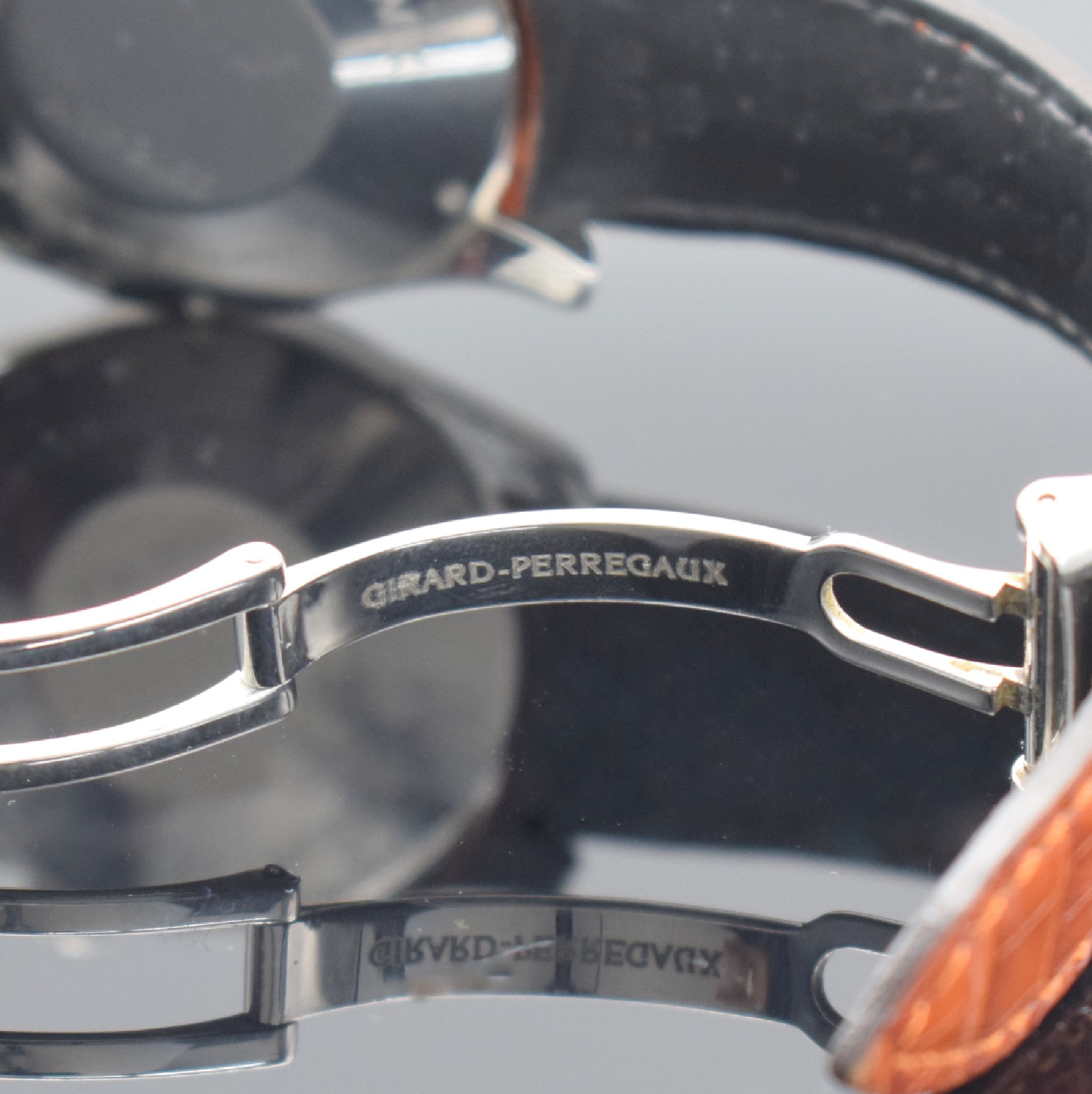 Detail b: GIRARD PERREGAUX Traveller II Herrenarmbanduhr mit Alarm in Stahl Referenz 4940, Schweiz verk. lt. Pap. 08/2001, Automatik, Boden 6- fach verschr., ...