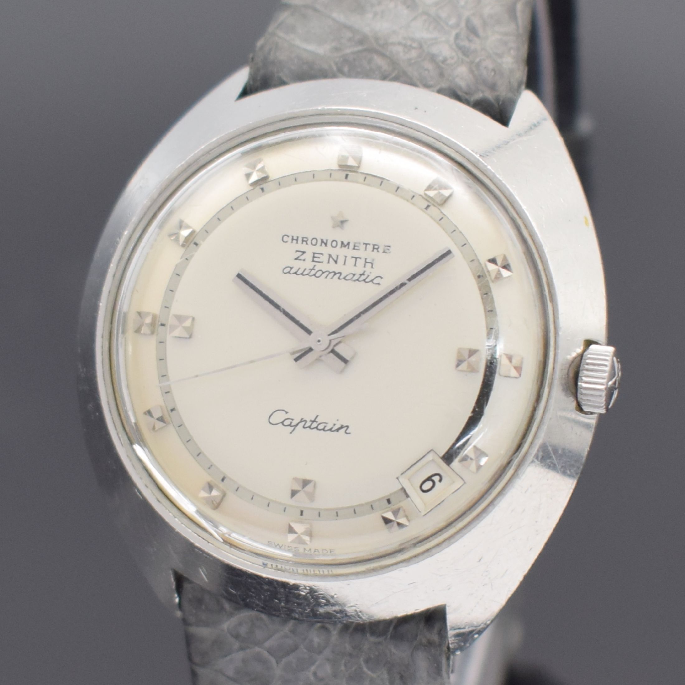Detail a: ZENITH Captain Chronometer Herrenarmbanduhr in Stahl, Schweiz um 1970, Automatik, ovales Gehäuse, Boden geschr., silb. Zifferbl. m. aufges. ...