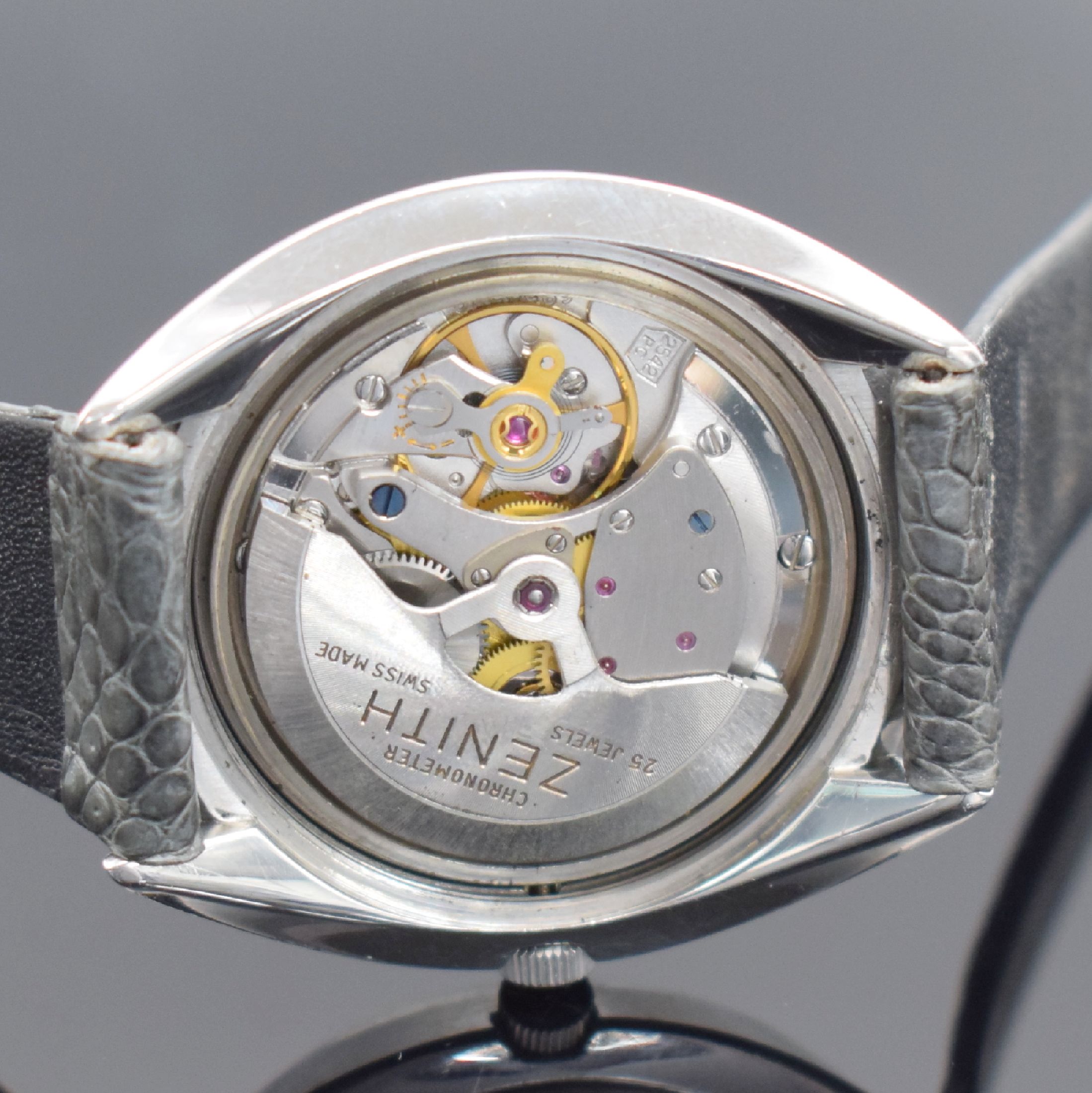 Detail e: ZENITH Captain Chronometer Herrenarmbanduhr in Stahl, Schweiz um 1970, Automatik, ovales Gehäuse, Boden geschr., silb. Zifferbl. m. aufges. ...