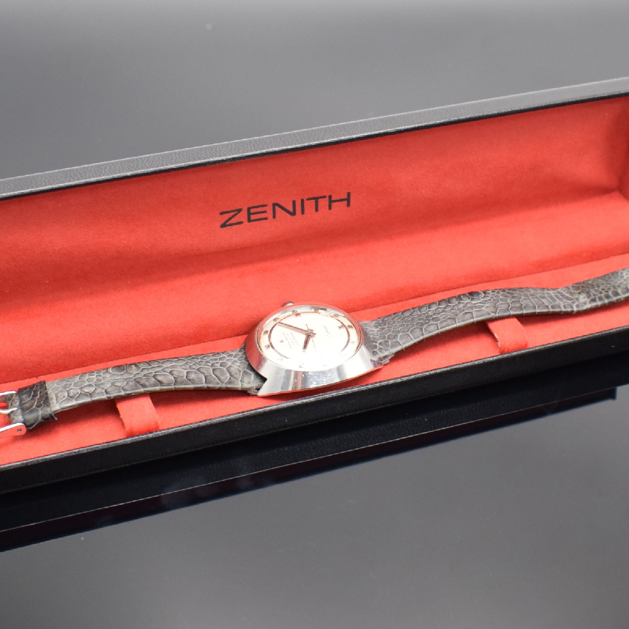 Detail g: ZENITH Captain Chronometer Herrenarmbanduhr in Stahl, Schweiz um 1970, Automatik, ovales Gehäuse, Boden geschr., silb. Zifferbl. m. aufges. ...