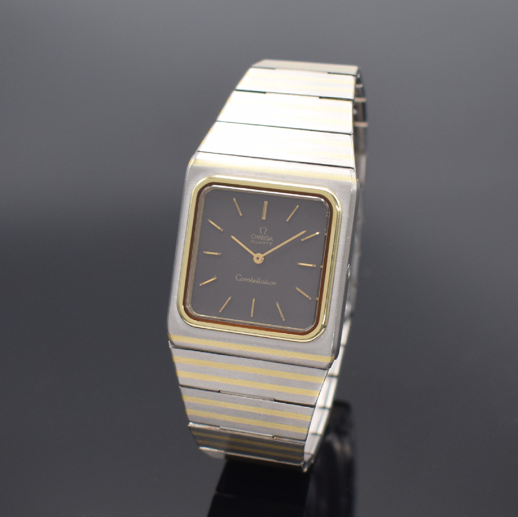 OMEGA Constellation elegante Herrenarmbanduhr in Stahl/Gold, Schweiz um 1980, quarz, Ref. 395.0800, Geh. m. integriertem orig. Band & Faltschl., ...