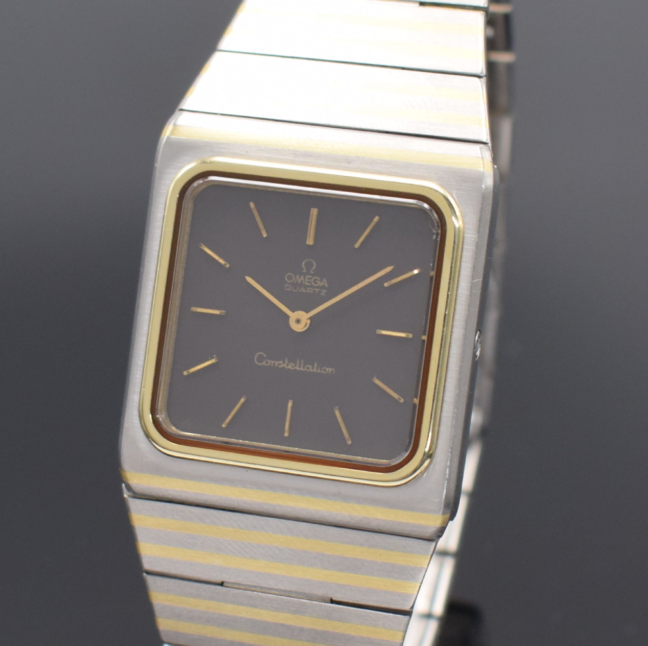 Detail a: OMEGA Constellation elegante Herrenarmbanduhr in Stahl/Gold, Schweiz um 1980, quarz, Ref. 395.0800, Geh. m. integriertem orig. Band & Faltschl., ...