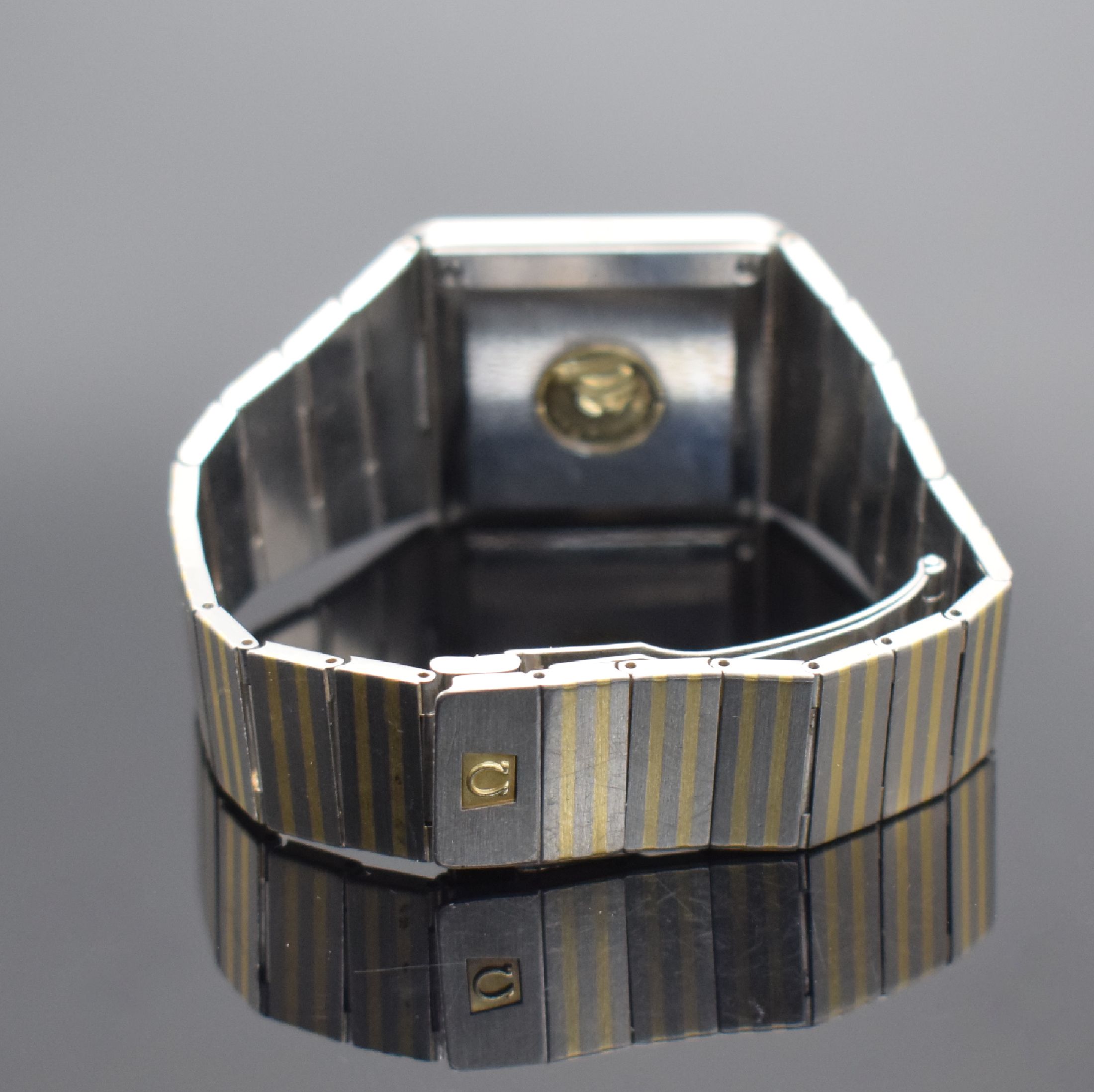 Detail b: OMEGA Constellation elegante Herrenarmbanduhr in Stahl/Gold, Schweiz um 1980, quarz, Ref. 395.0800, Geh. m. integriertem orig. Band & Faltschl., ...