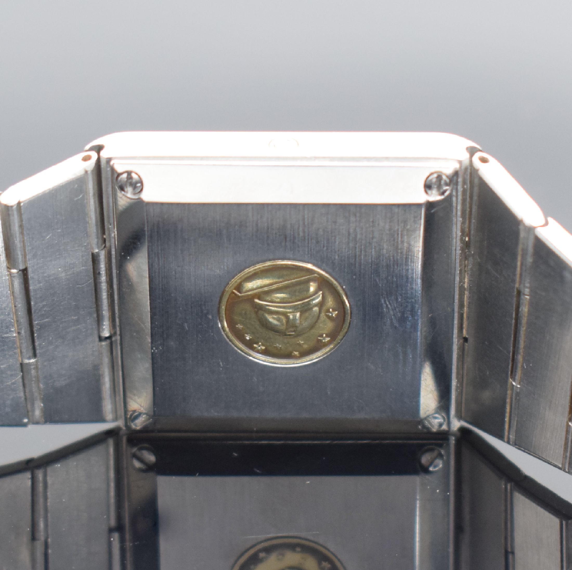Detail d: OMEGA Constellation elegante Herrenarmbanduhr in Stahl/Gold, Schweiz um 1980, quarz, Ref. 395.0800, Geh. m. integriertem orig. Band & Faltschl., ...