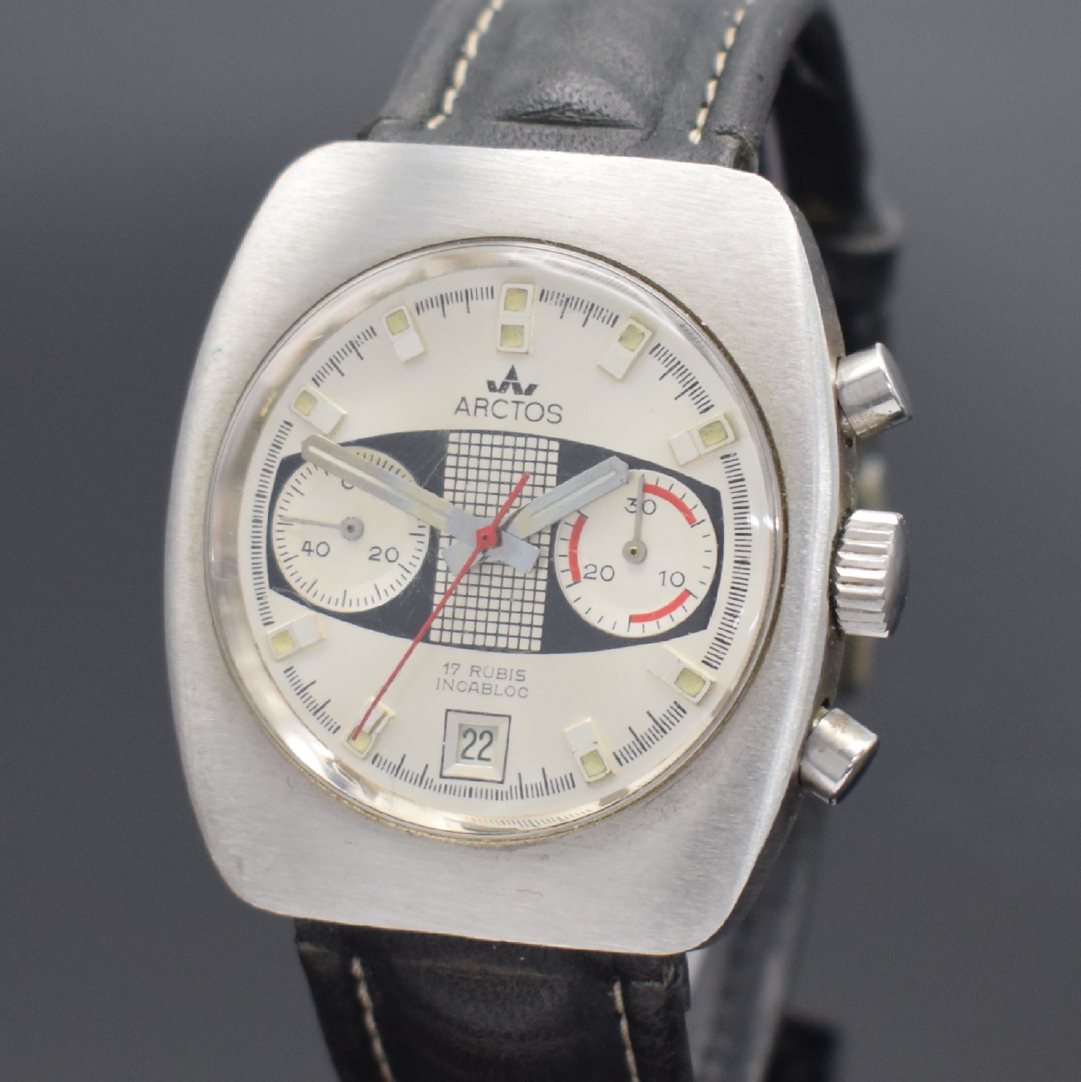 Detail a: ARCTOS Herrenchronograph in Stahl, Schweiz 1970er Jahre, Handaufzug, matt. Geh., Boden verschr., silb. Zifferbl. m. aufgel. Std.- Ind., silb. ...