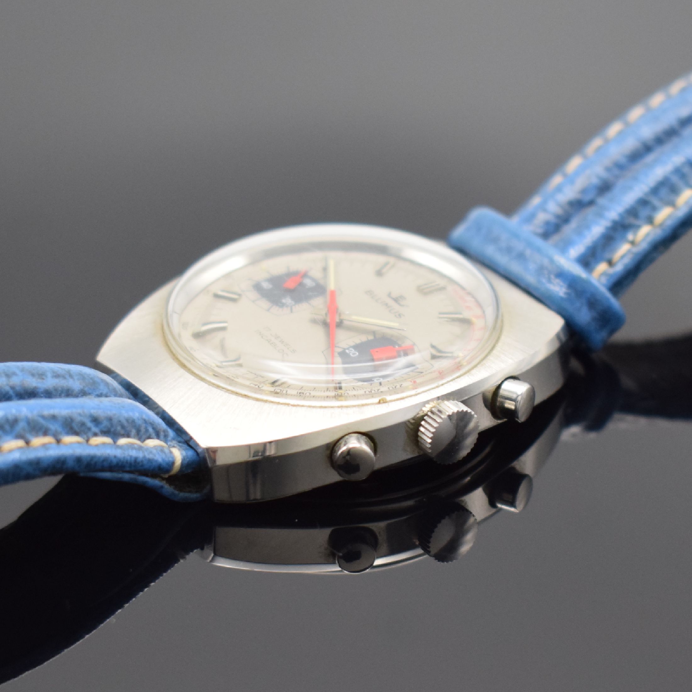 Detail b: BLUMUS Herrenchronograph in Stahl, Schweiz 1970, Handaufzug, matt. Geh., Boden m. Fehlsignatur "Automatik" verschr., silb. Zifferbl. m. ...