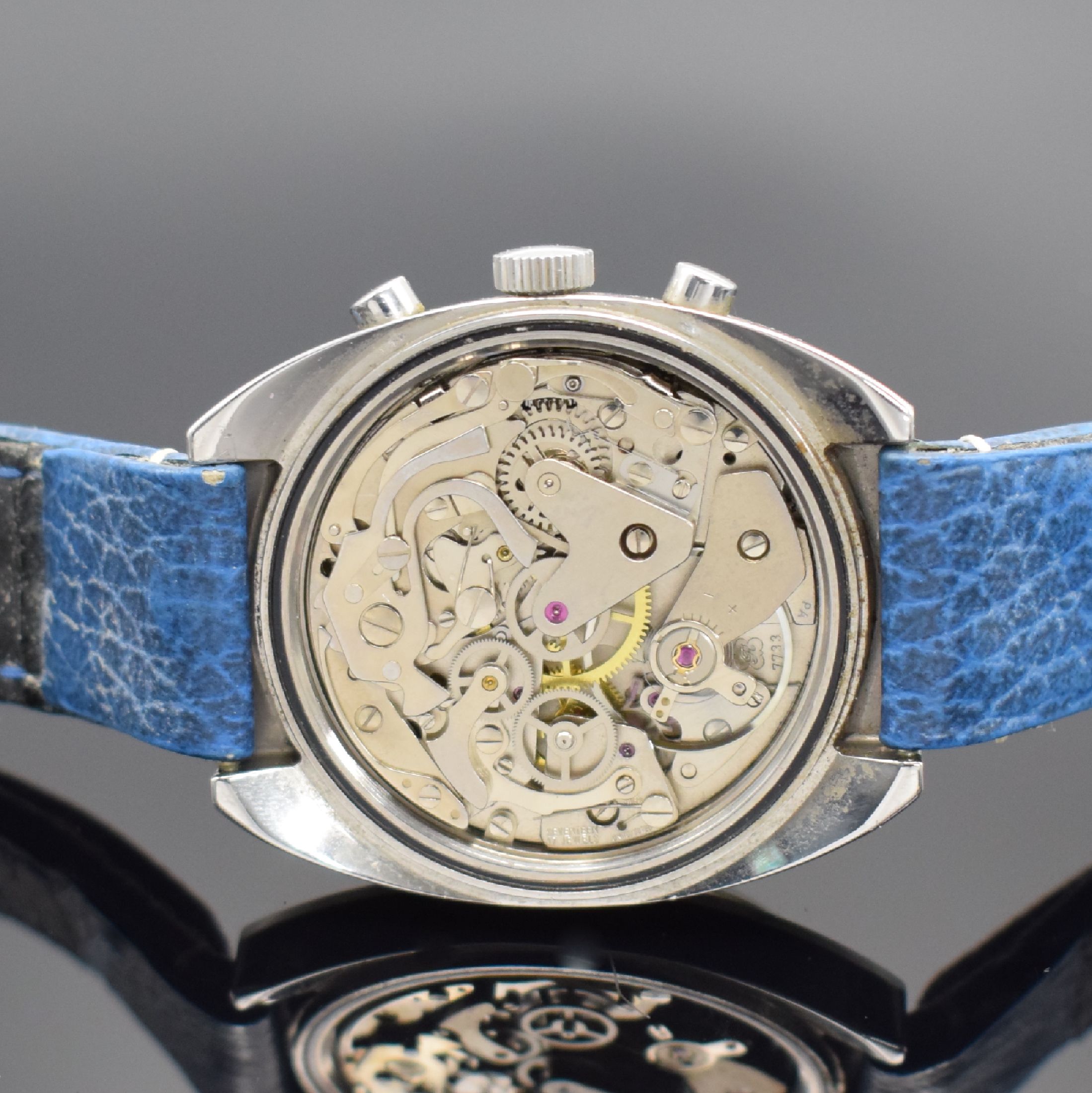Detail d: BLUMUS Herrenchronograph in Stahl, Schweiz 1970, Handaufzug, matt. Geh., Boden m. Fehlsignatur "Automatik" verschr., silb. Zifferbl. m. ...