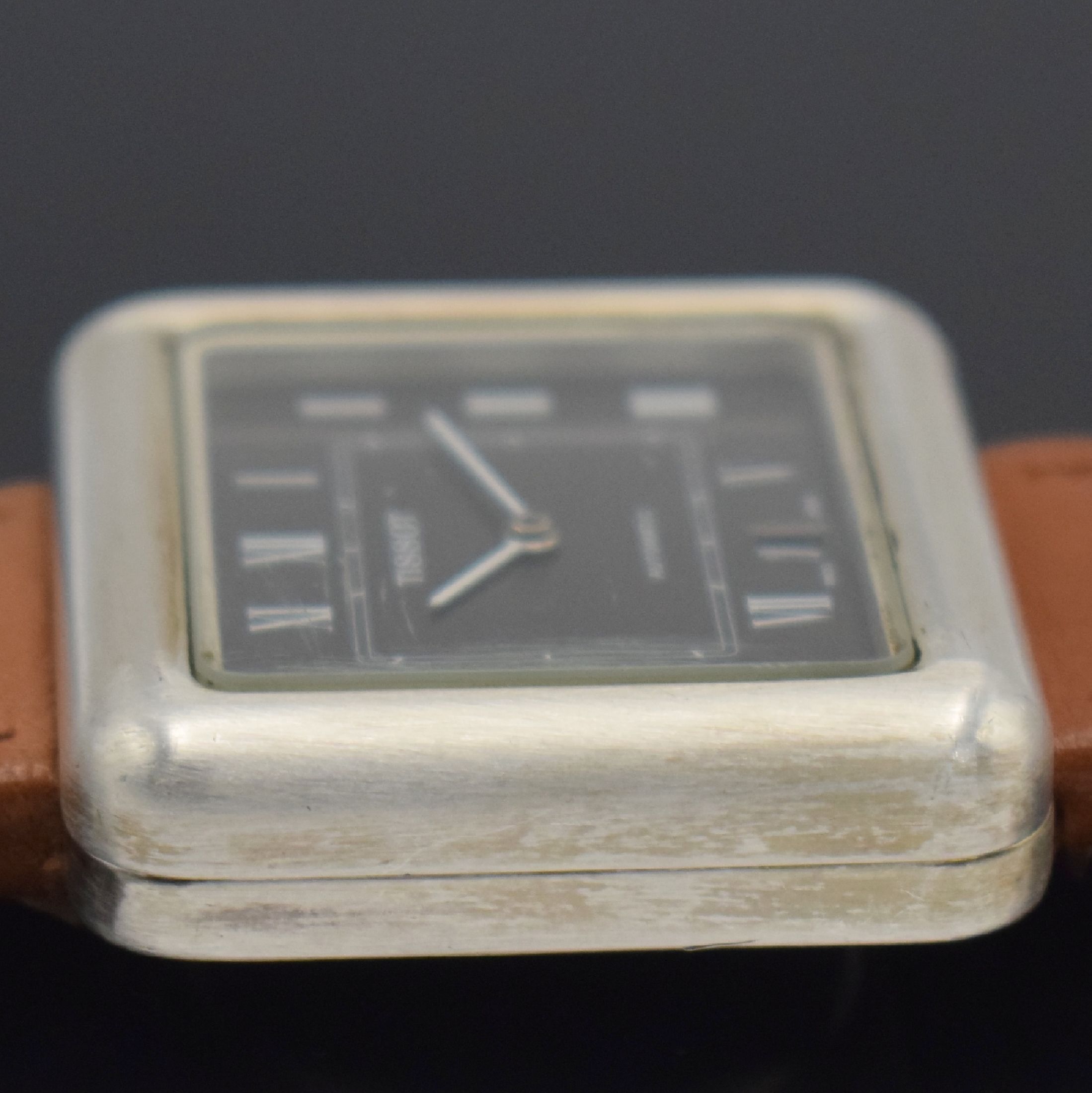 Detail e: TISSOT sehr seltene große Herrenarmbanduhr Durchmesser 42 mm in Silber 925/000, Schweiz um 1974, Automatik, massives 2-teil. Silbergeh. sign., Boden ...