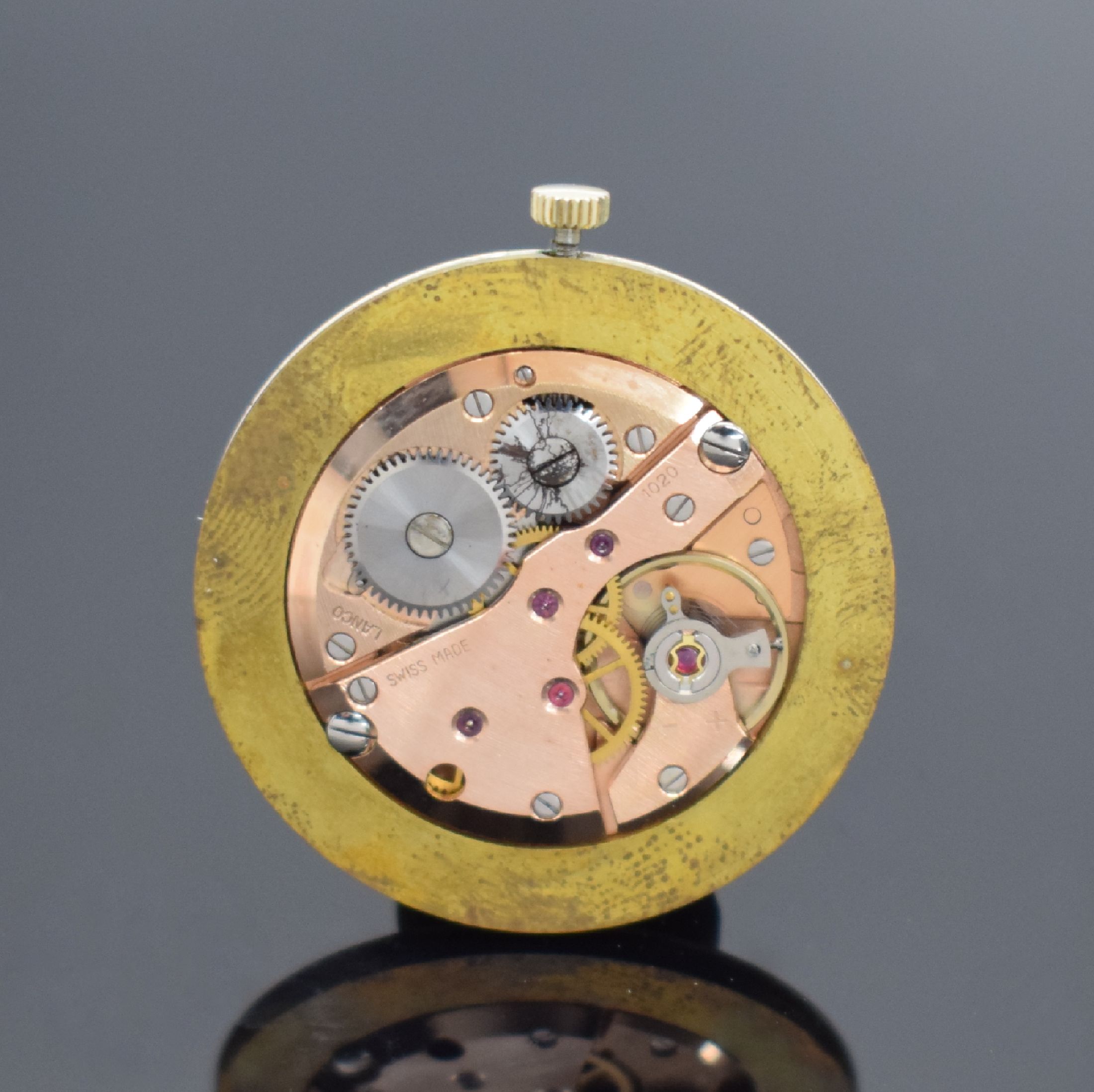 Detail d: LANCO Herrenarmbanduhr in GG 585/000, Schweiz um 1960, Handaufzug, 2-teil. Gehäuse, Boden aufgedr., silb. Zifferbl., gold. Zeiger, rotverg. Werk ...