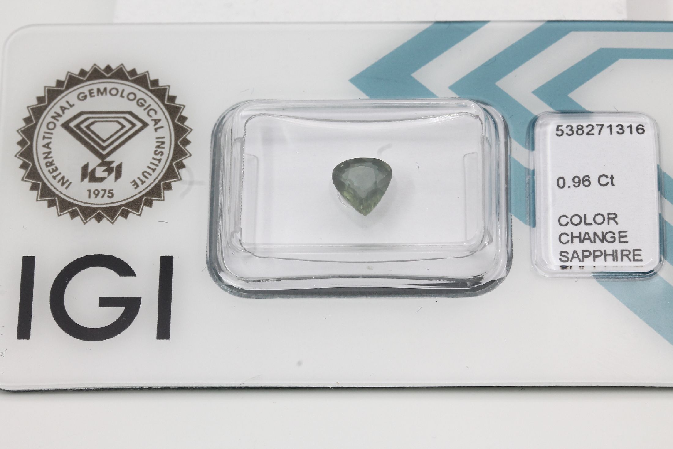 Detail a: Loser facett. farbwechselnder Saphir, 0.96 ct,herzf., 6.28 x 5.99 x 3.13 mm, Daylight: green - blue, incandescent light: bluish- green, mit ...