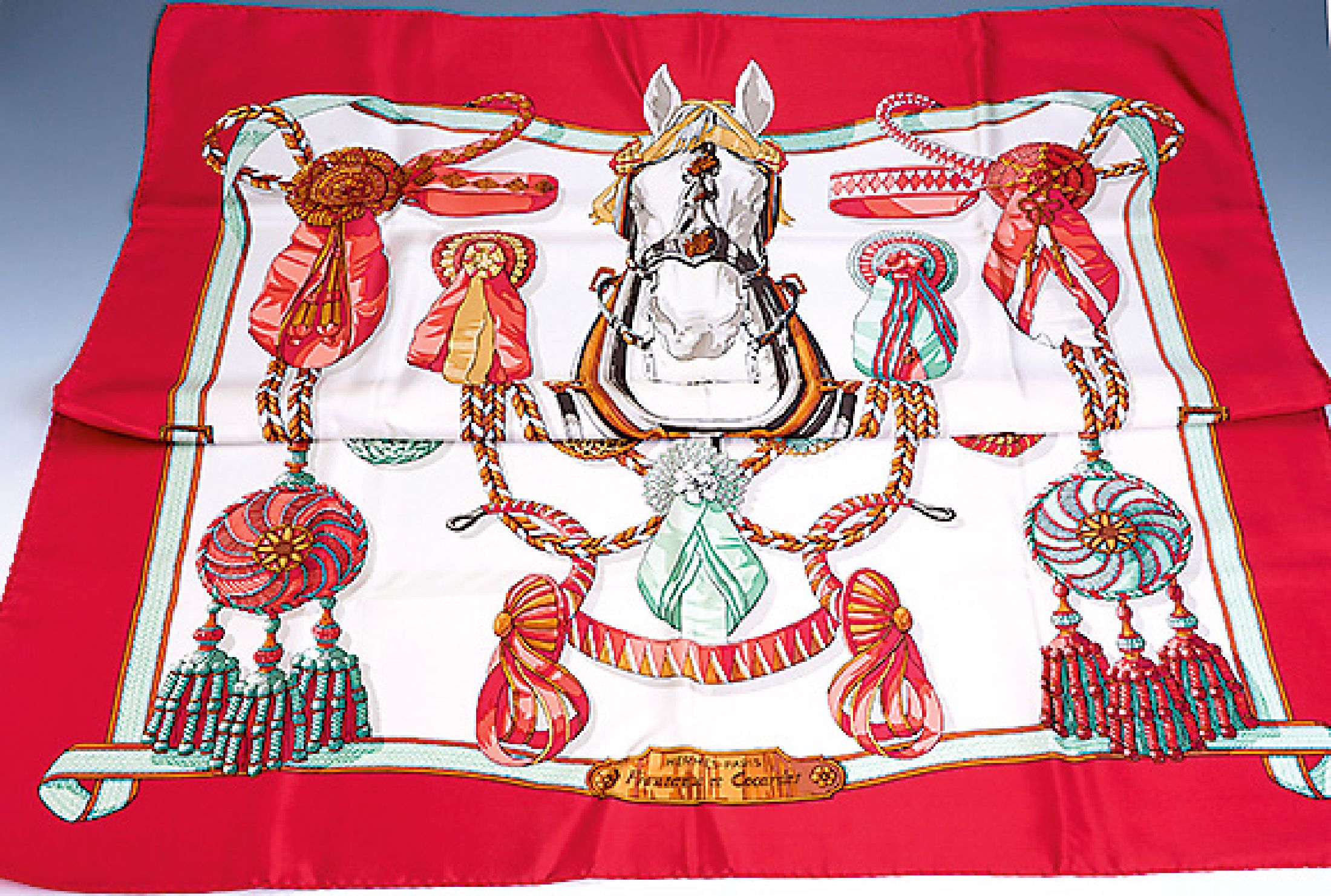 HERMES Carree, 100 % Seide, Modell Frontaux et Cocardes, Design von Caty Latham, cremegrundig, roter Rand, handrolliert, ca. 88 x 88 cm, ohne Label, ...