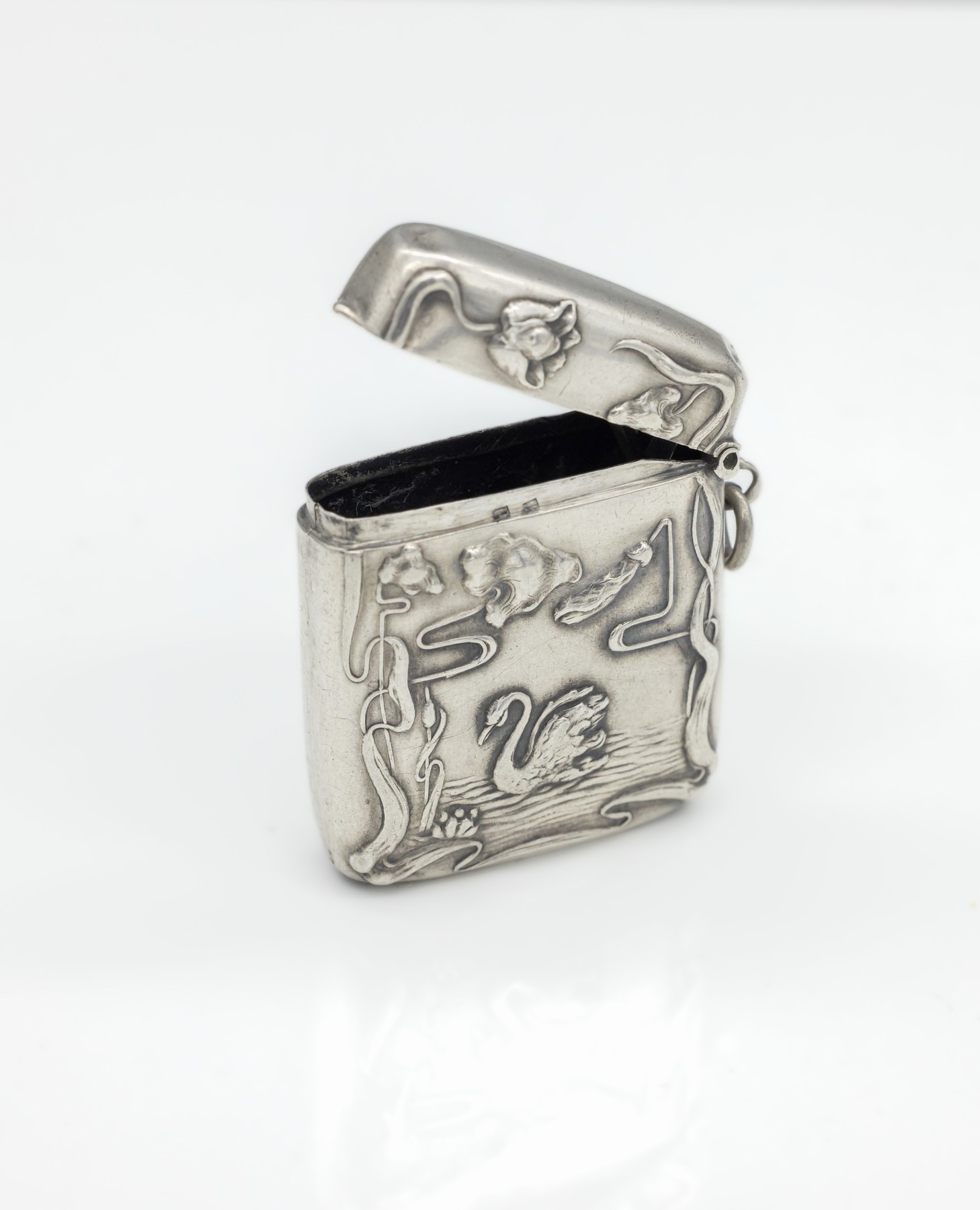Streichholzetui, deutsch um 1900, 800er Silber, franz. Importstempel, reiner Jugendstil, Dekor mit Schwan, Schilf und Blumen, elegante ...