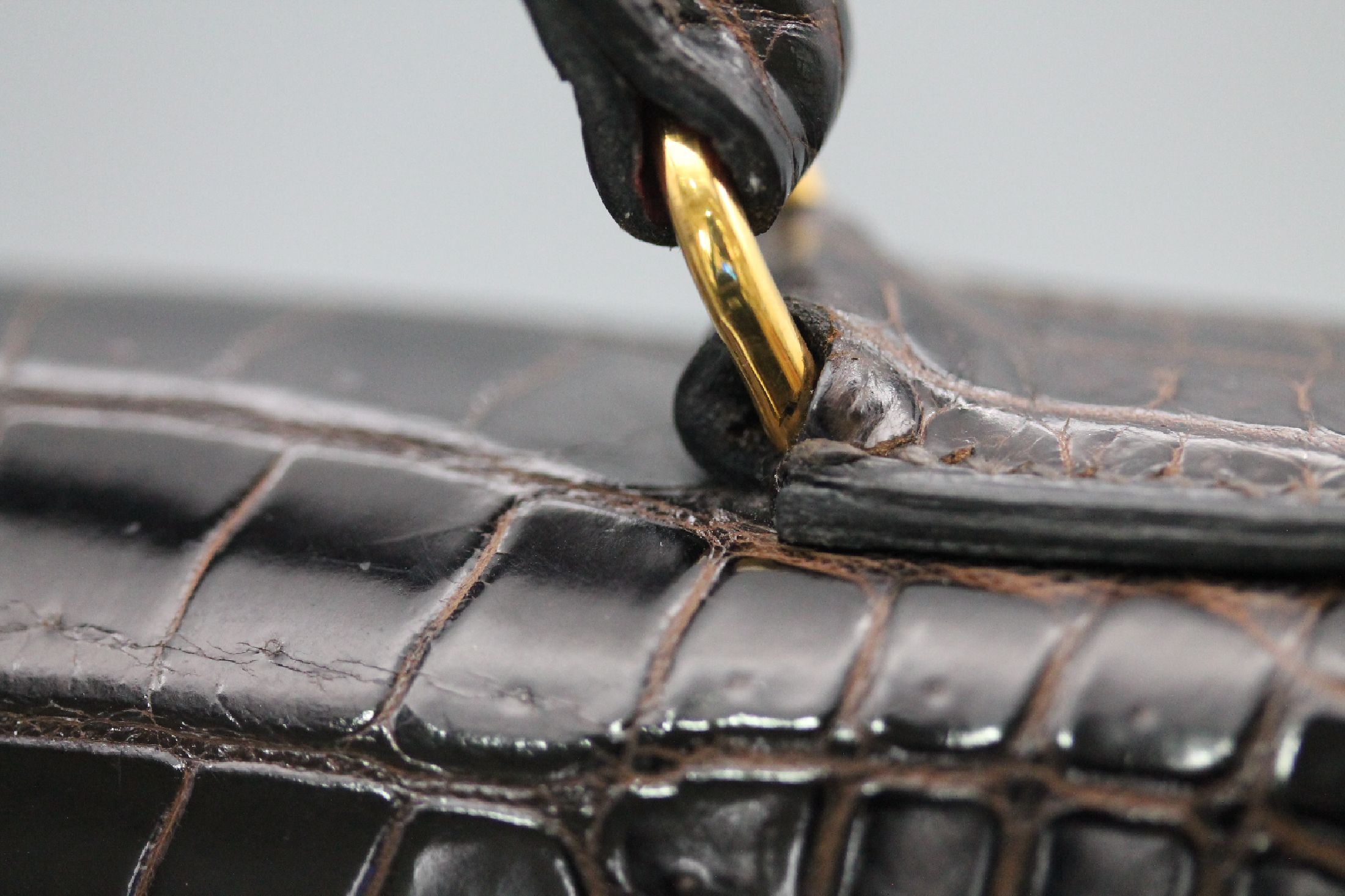 Detail f: HERMES Kelly Bag 32, Shiny Prosus Crocodile in Havanna Braun, Innenausstattung aus feinem Ziegenleder, Gold-Hardware, Orig.-Schloß mit Krokoleder ...