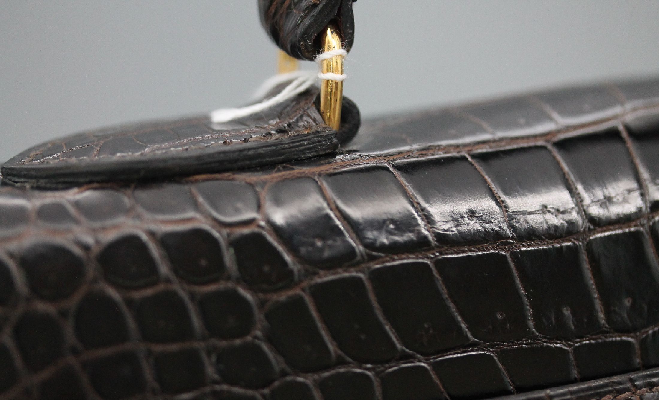 Detail g: HERMES Kelly Bag 32, Shiny Prosus Crocodile in Havanna Braun, Innenausstattung aus feinem Ziegenleder, Gold-Hardware, Orig.-Schloß mit Krokoleder ...