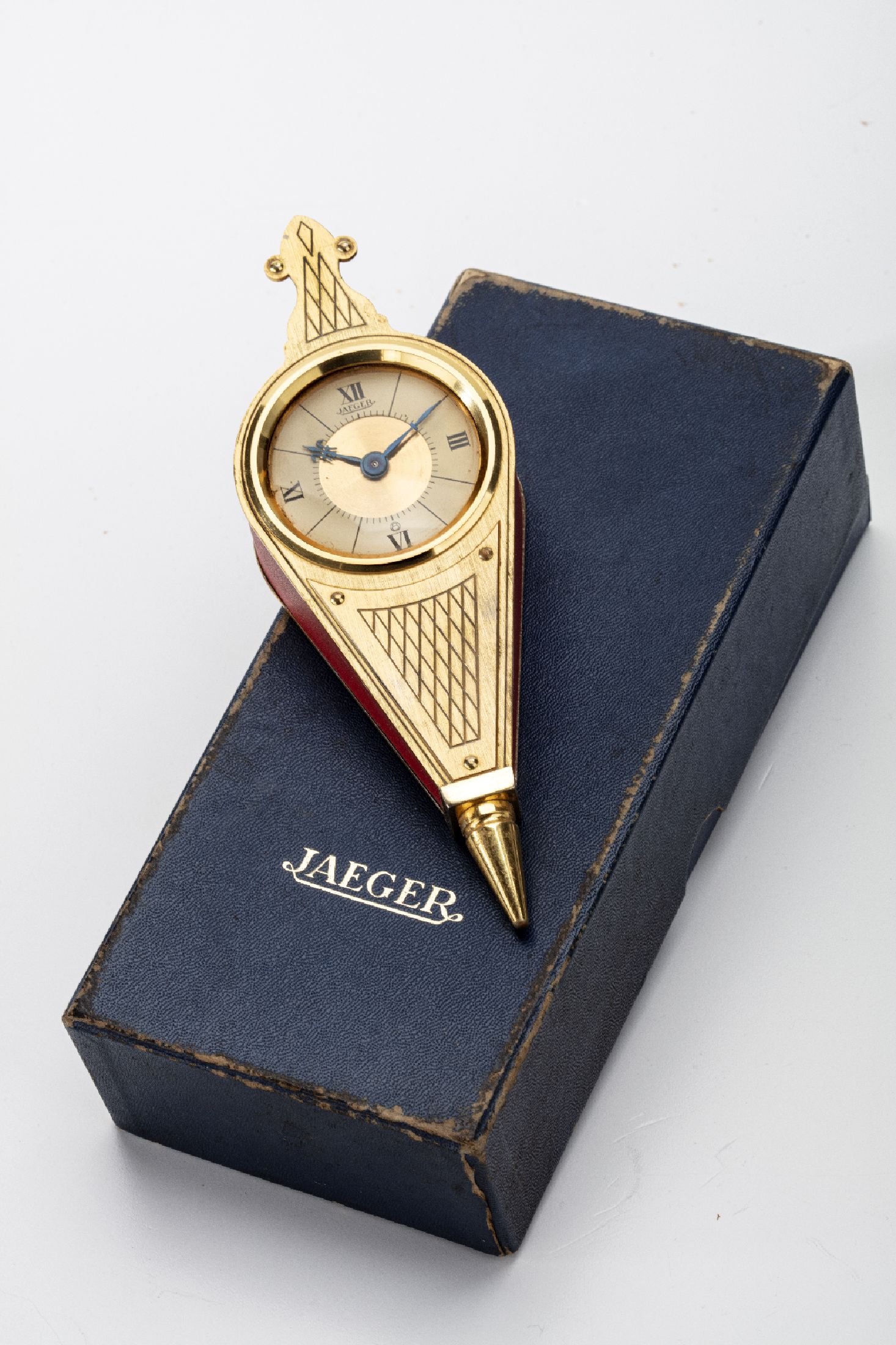 JAEGER Tisch-/Wanduhr in Form eines Blasebalgs mit 8-Tage-Werk Referenz 427, Schweiz um 1970, massiv. Messinggeh. verg., seitlich m. rotem Leder ...