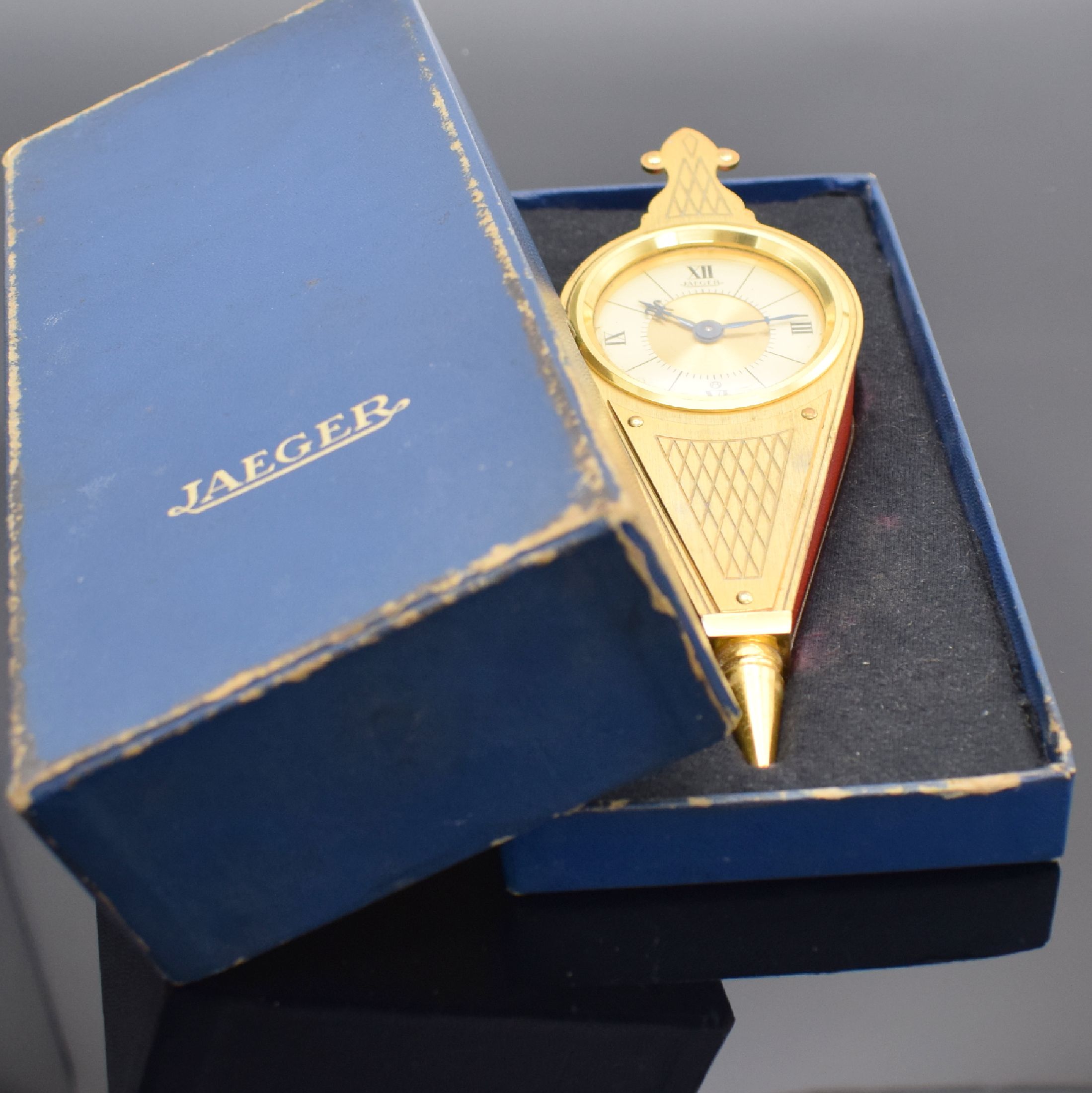 Detail e: JAEGER Tisch-/Wanduhr in Form eines Blasebalgs mit 8-Tage-Werk Referenz 427, Schweiz um 1970, massiv. Messinggeh. verg., seitlich m. rotem Leder ...