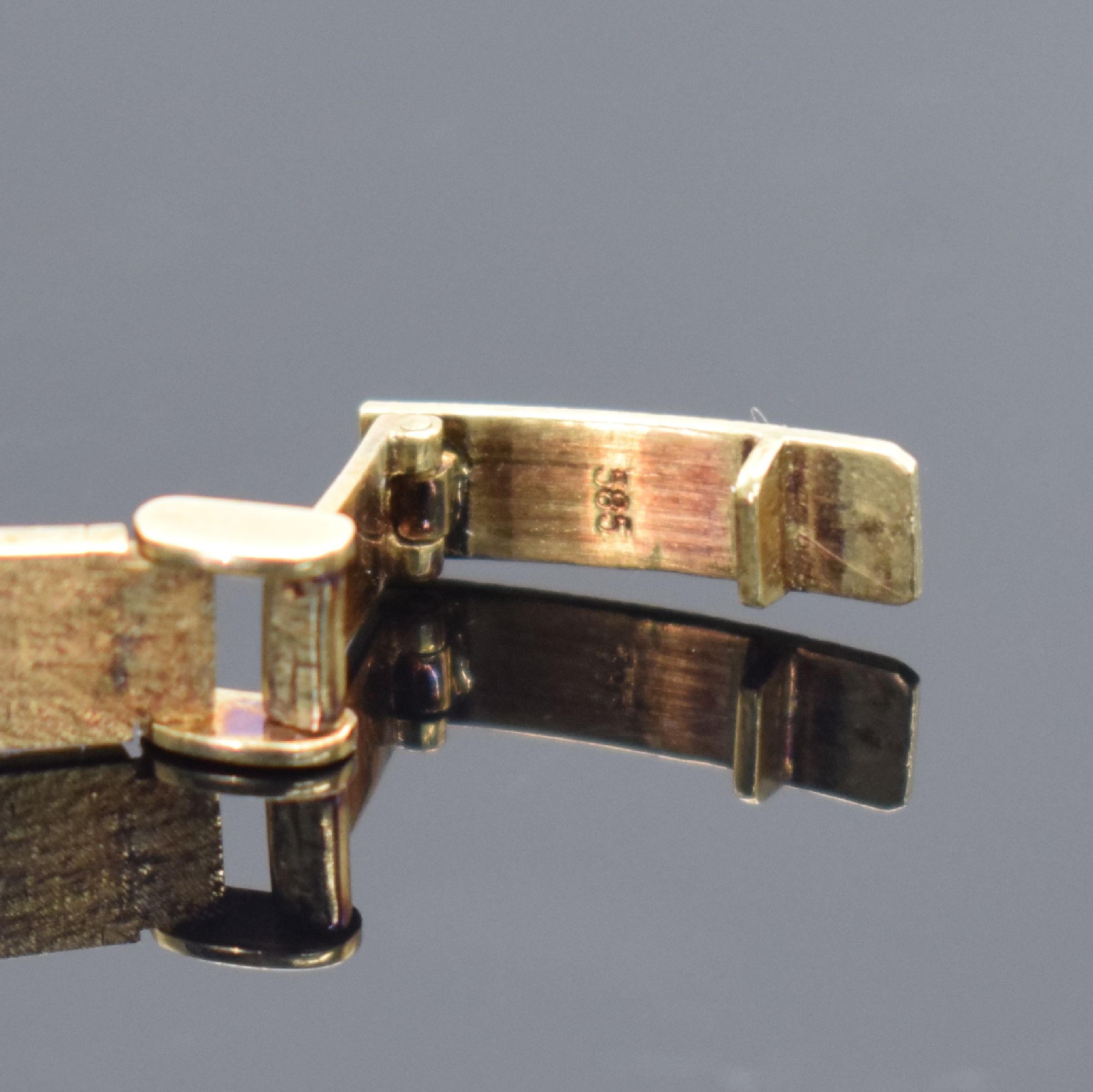 Detail b: BULOVA Damenarmbanduhr in GG 585/000, Schweiz um 1970, Handaufzug, Geh. an Goldband in 585/000, Boden aufgedr., champagnerfarb. Zifferbl. m. arab. ...