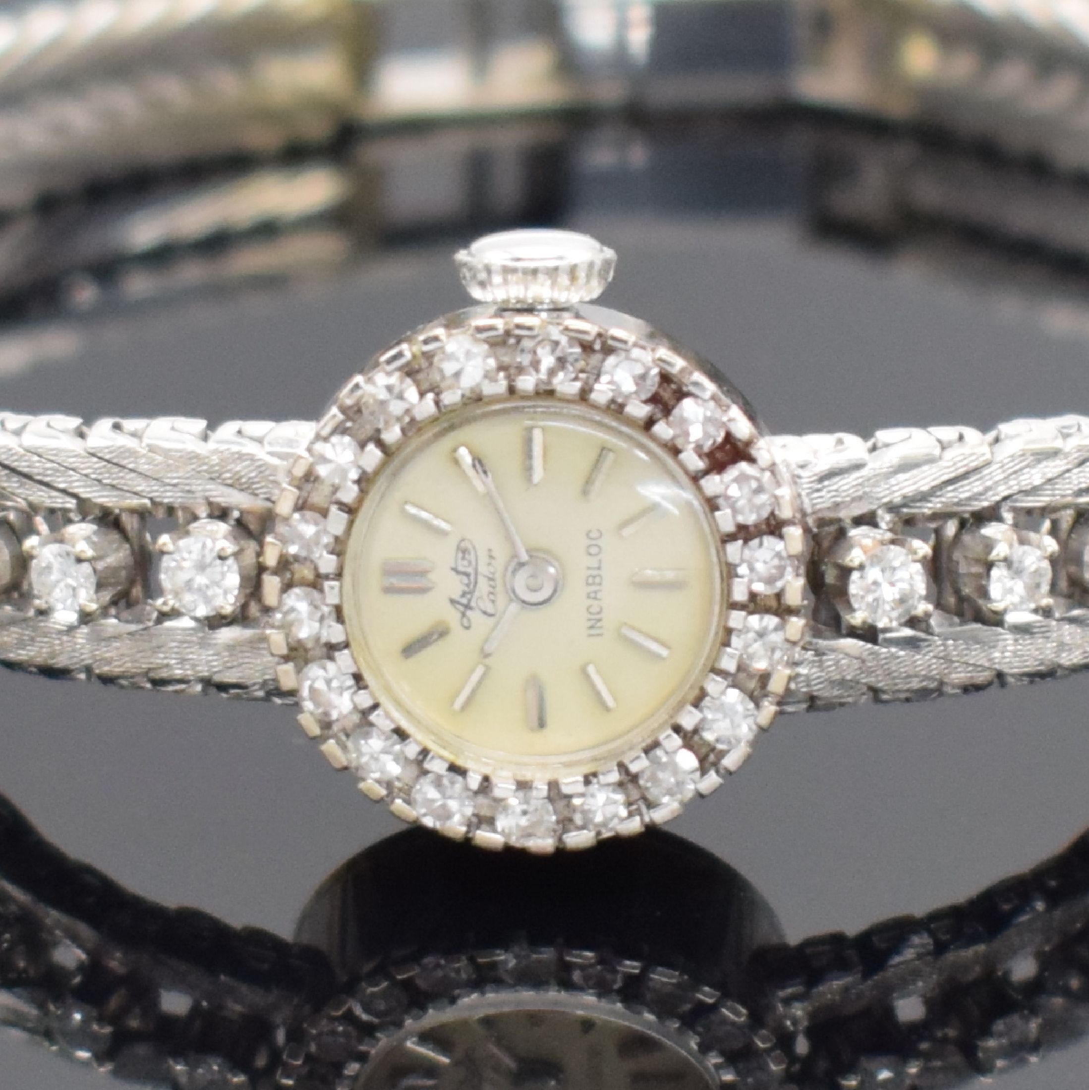 Detail a: ARCTOS Damenarmbanduhr in WG 750/000 mit Diamanten, Schweiz um 1965, Handaufzug, Boden aufgedr., Lünette m. Diamanten bes., silb. Zifferbl. ...