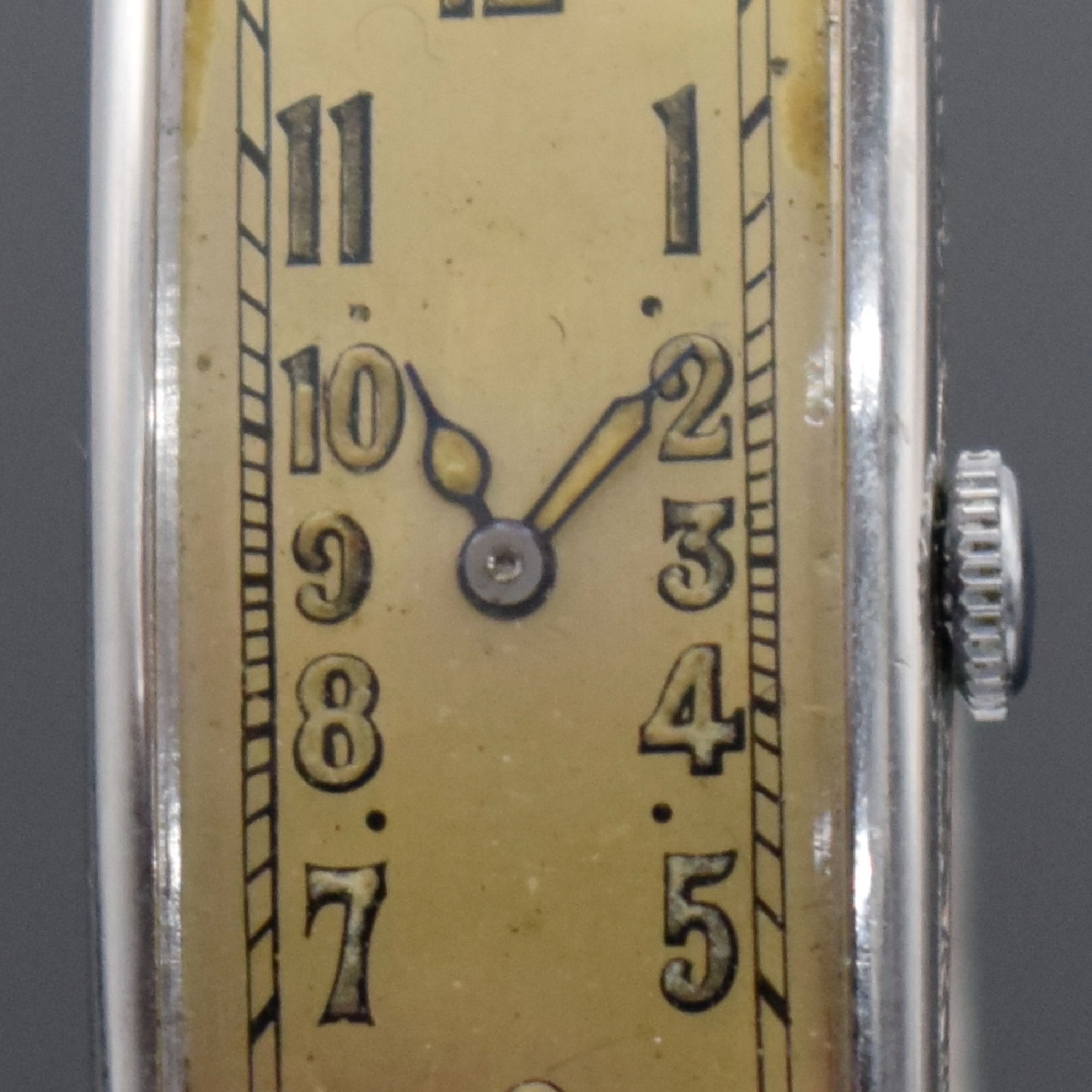 Detail b: MOVADO sehr seltene rechteckige Armbanduhr in WG 750/000, Schweiz um 1936, Handaufzug, Sicherheitskettchen, Boden aufgedr., WG 585/000 Band, vers. ...