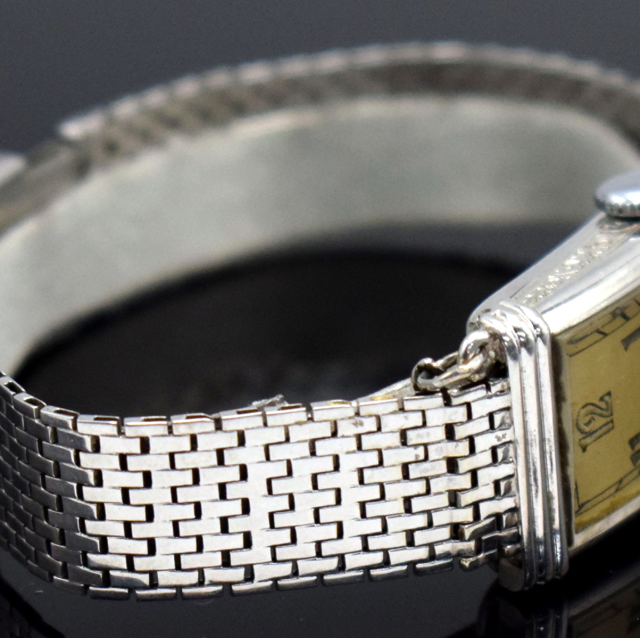 Detail d: MOVADO sehr seltene rechteckige Armbanduhr in WG 750/000, Schweiz um 1936, Handaufzug, Sicherheitskettchen, Boden aufgedr., WG 585/000 Band, vers. ...