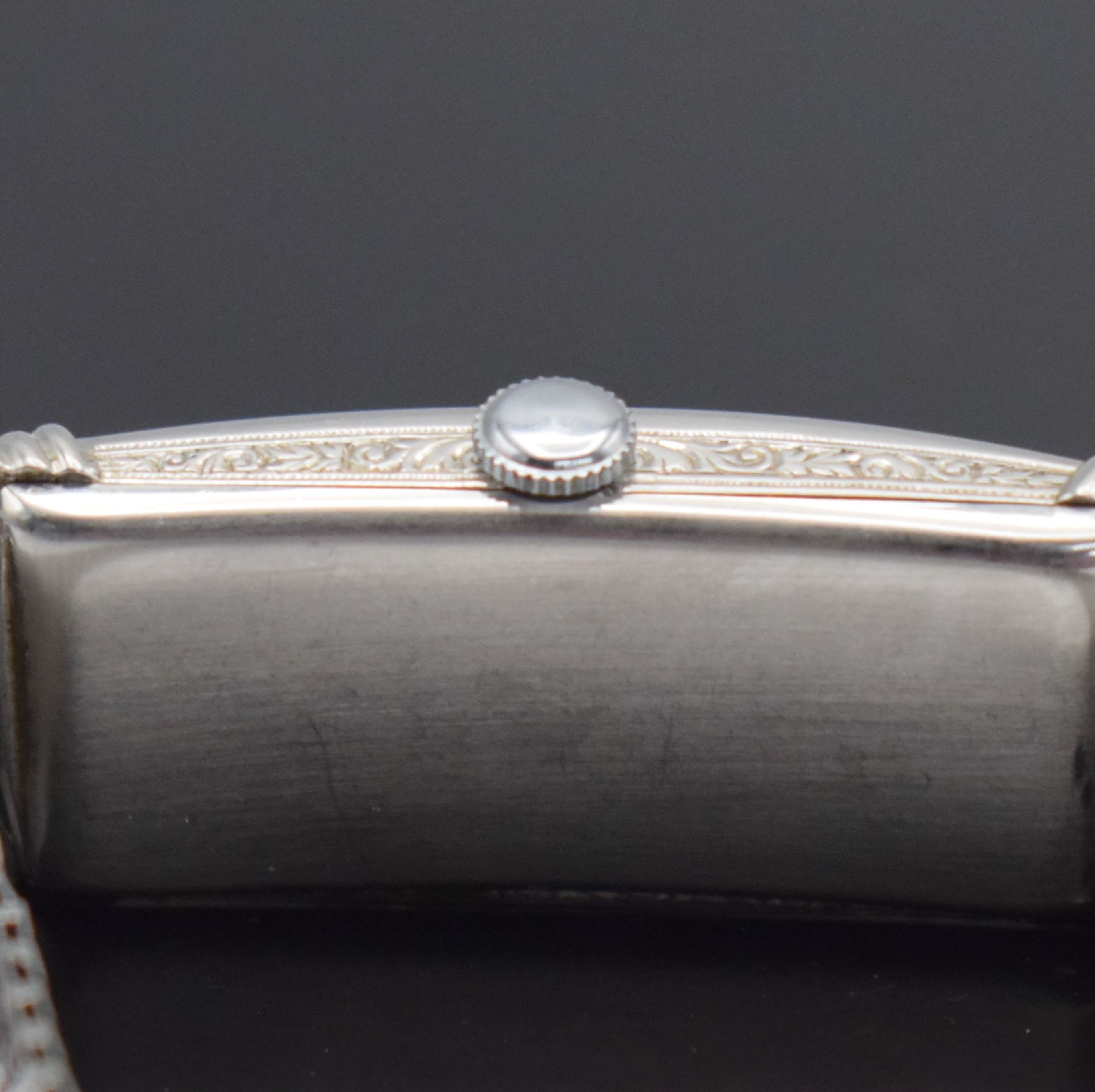Detail e: MOVADO sehr seltene rechteckige Armbanduhr in WG 750/000, Schweiz um 1936, Handaufzug, Sicherheitskettchen, Boden aufgedr., WG 585/000 Band, vers. ...