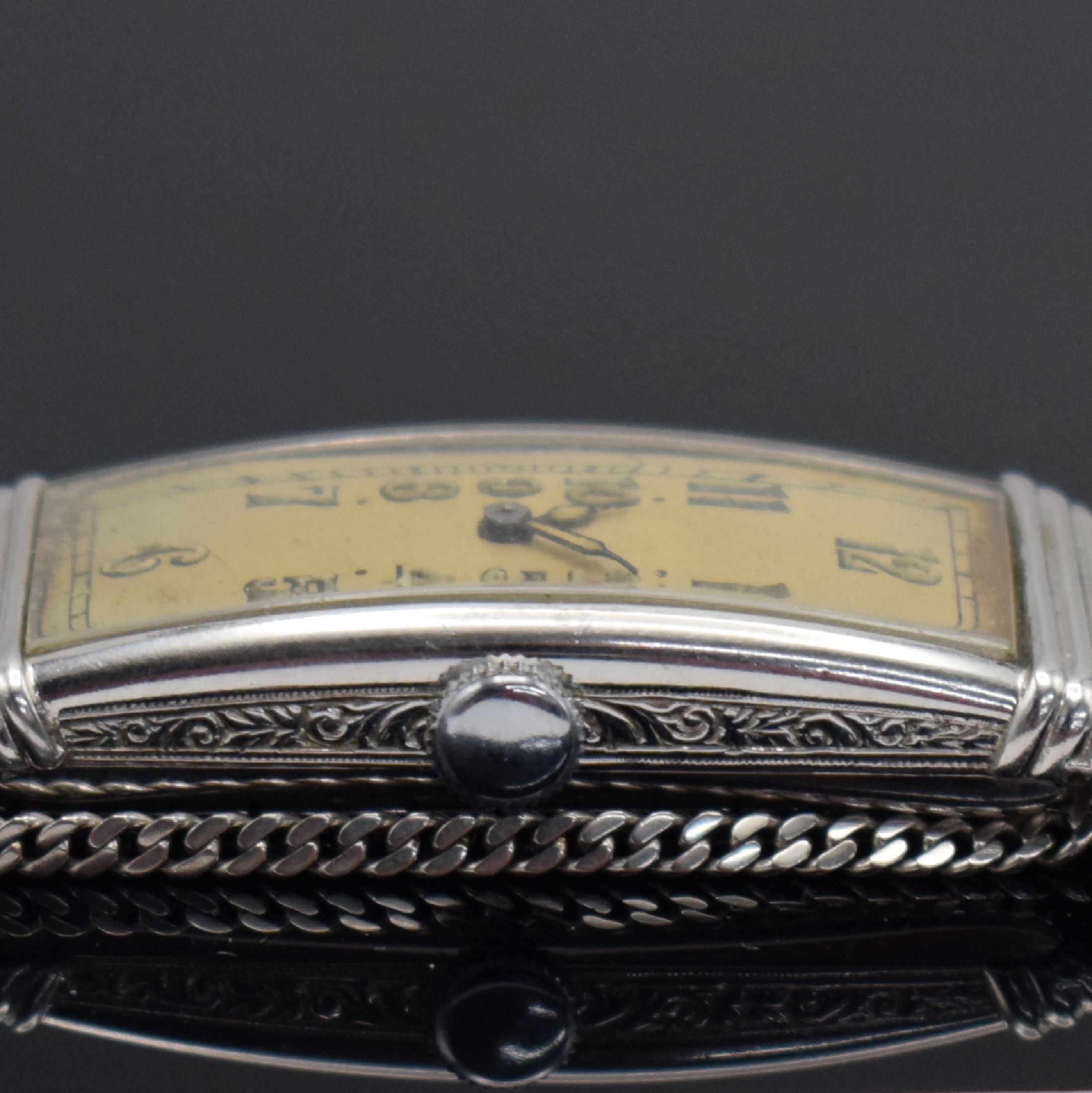 Detail f: MOVADO sehr seltene rechteckige Armbanduhr in WG 750/000, Schweiz um 1936, Handaufzug, Sicherheitskettchen, Boden aufgedr., WG 585/000 Band, vers. ...