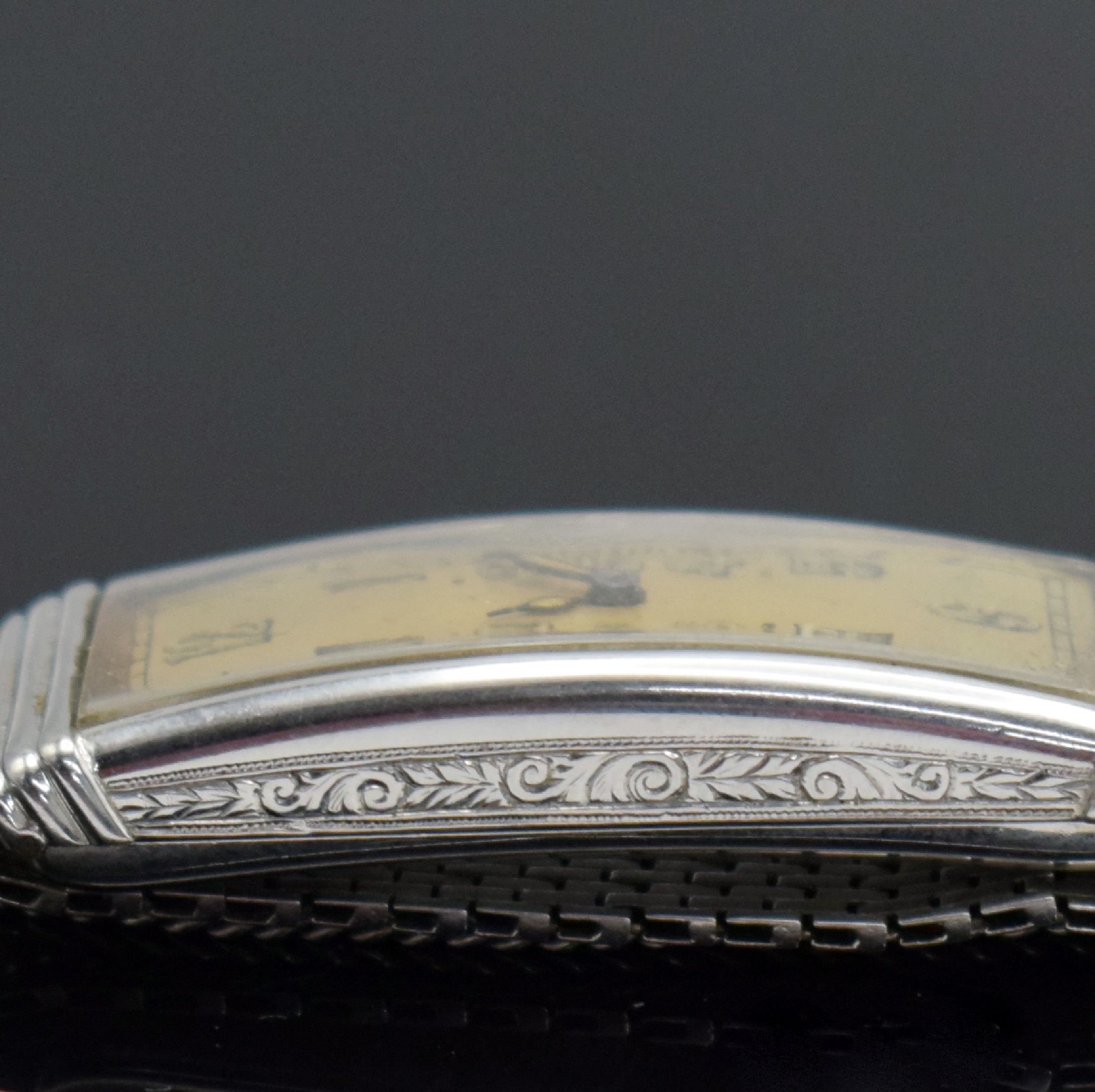 Detail g: MOVADO sehr seltene rechteckige Armbanduhr in WG 750/000, Schweiz um 1936, Handaufzug, Sicherheitskettchen, Boden aufgedr., WG 585/000 Band, vers. ...