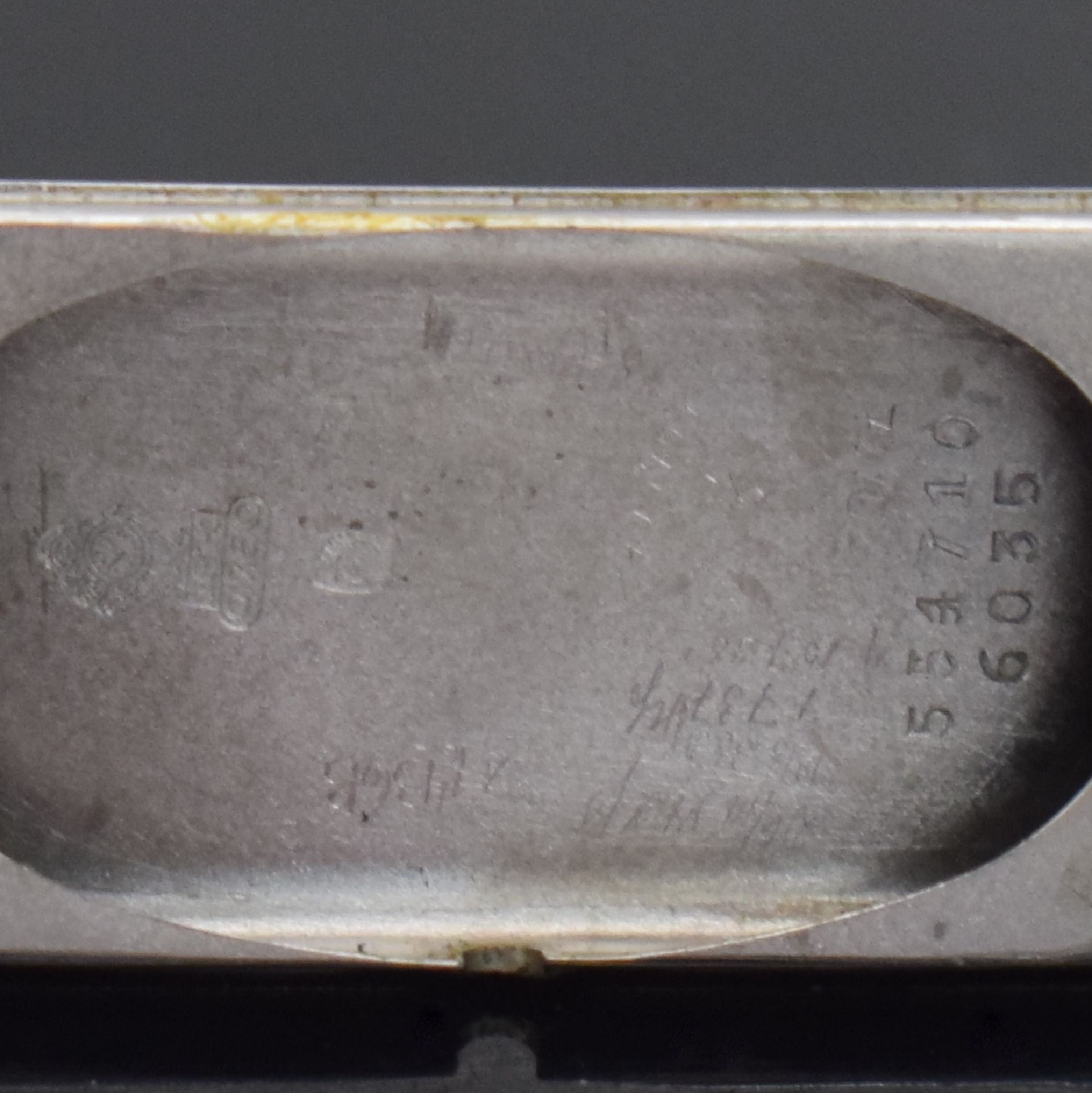 Detail j: MOVADO sehr seltene rechteckige Armbanduhr in WG 750/000, Schweiz um 1936, Handaufzug, Sicherheitskettchen, Boden aufgedr., WG 585/000 Band, vers. ...