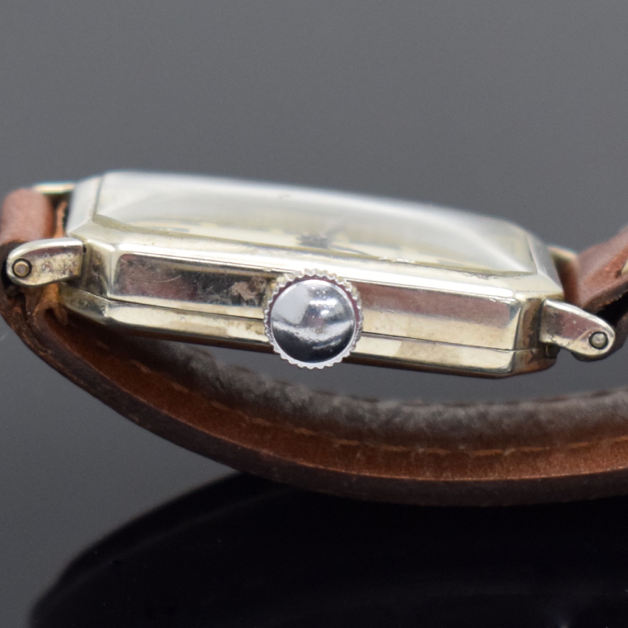 Detail b: LONGINES rechteckige Armbanduhr in 14k Gold- filled, Schweiz um 1930, Handaufzug, grav. Scharnierboden, silb. Zifferbl. rest., arab. Zahlen fl., ...