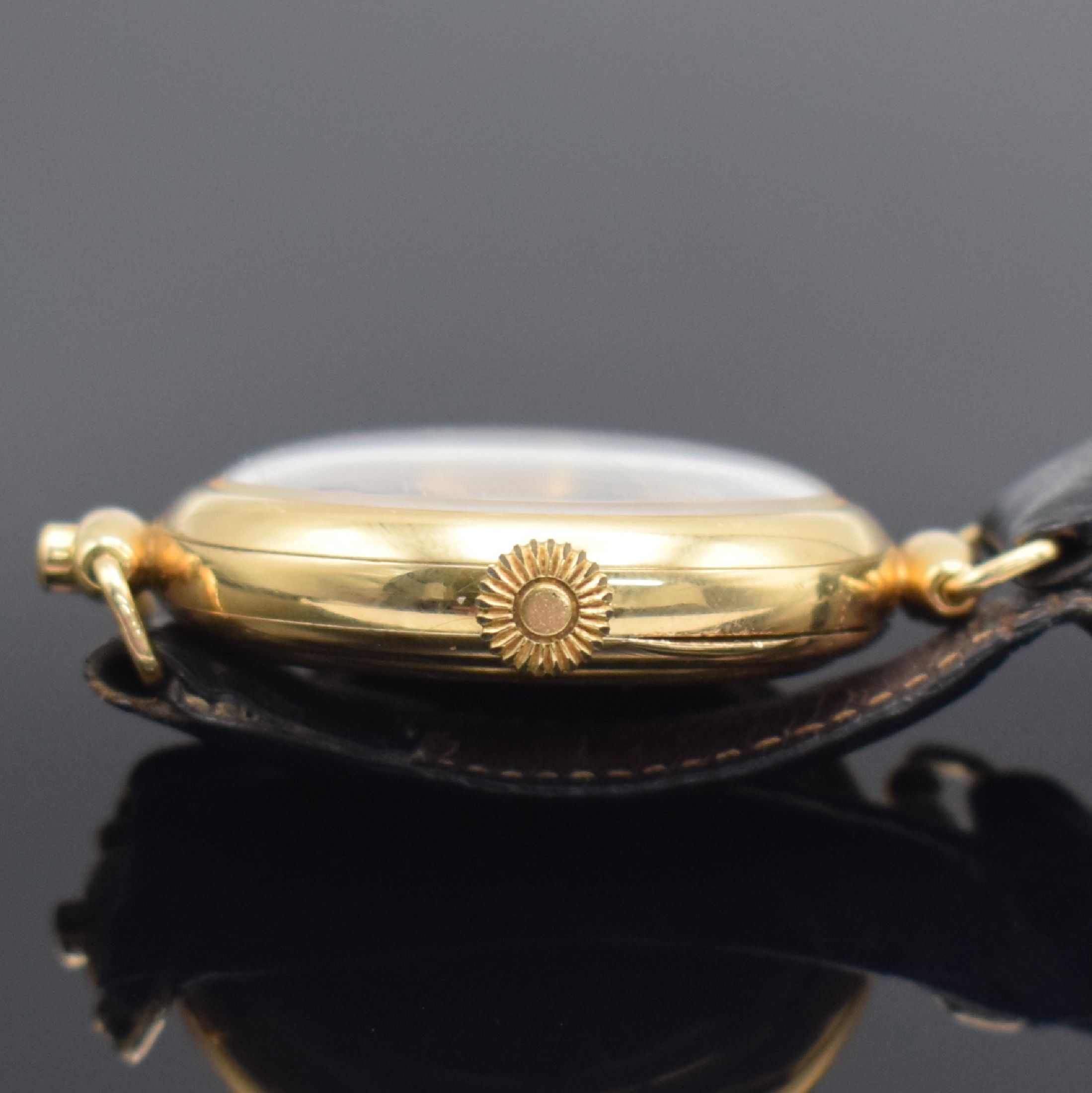 Detail d: UNIVERSAL WATCH großer & früher Schaltradchronograph in GG 750/000, Schweiz um 1930, Handaufzug, neutr. Geh., Rückdeckel m. Scharnier, Drücker f. ...
