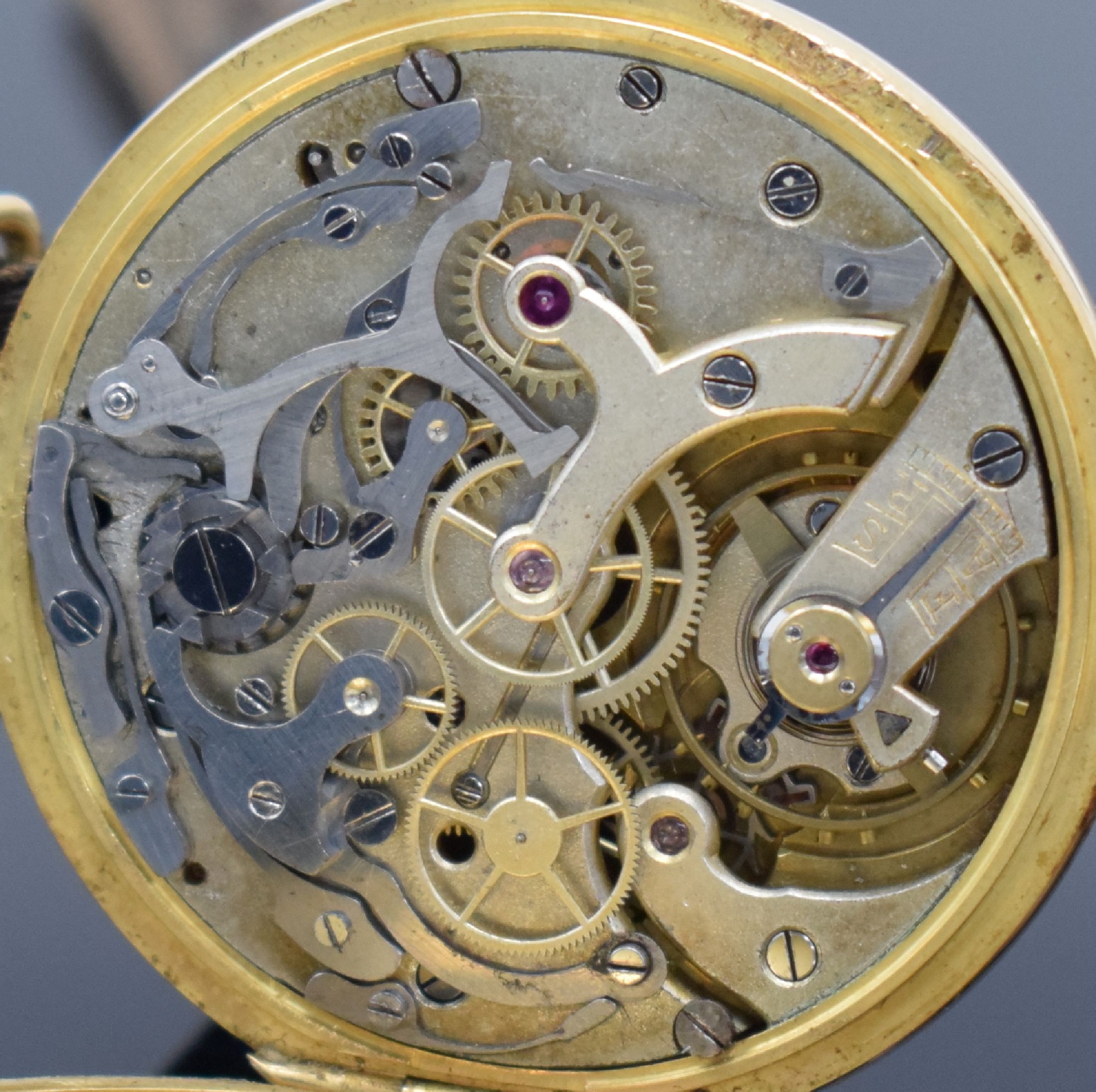 Detail g: UNIVERSAL WATCH großer & früher Schaltradchronograph in GG 750/000, Schweiz um 1930, Handaufzug, neutr. Geh., Rückdeckel m. Scharnier, Drücker f. ...