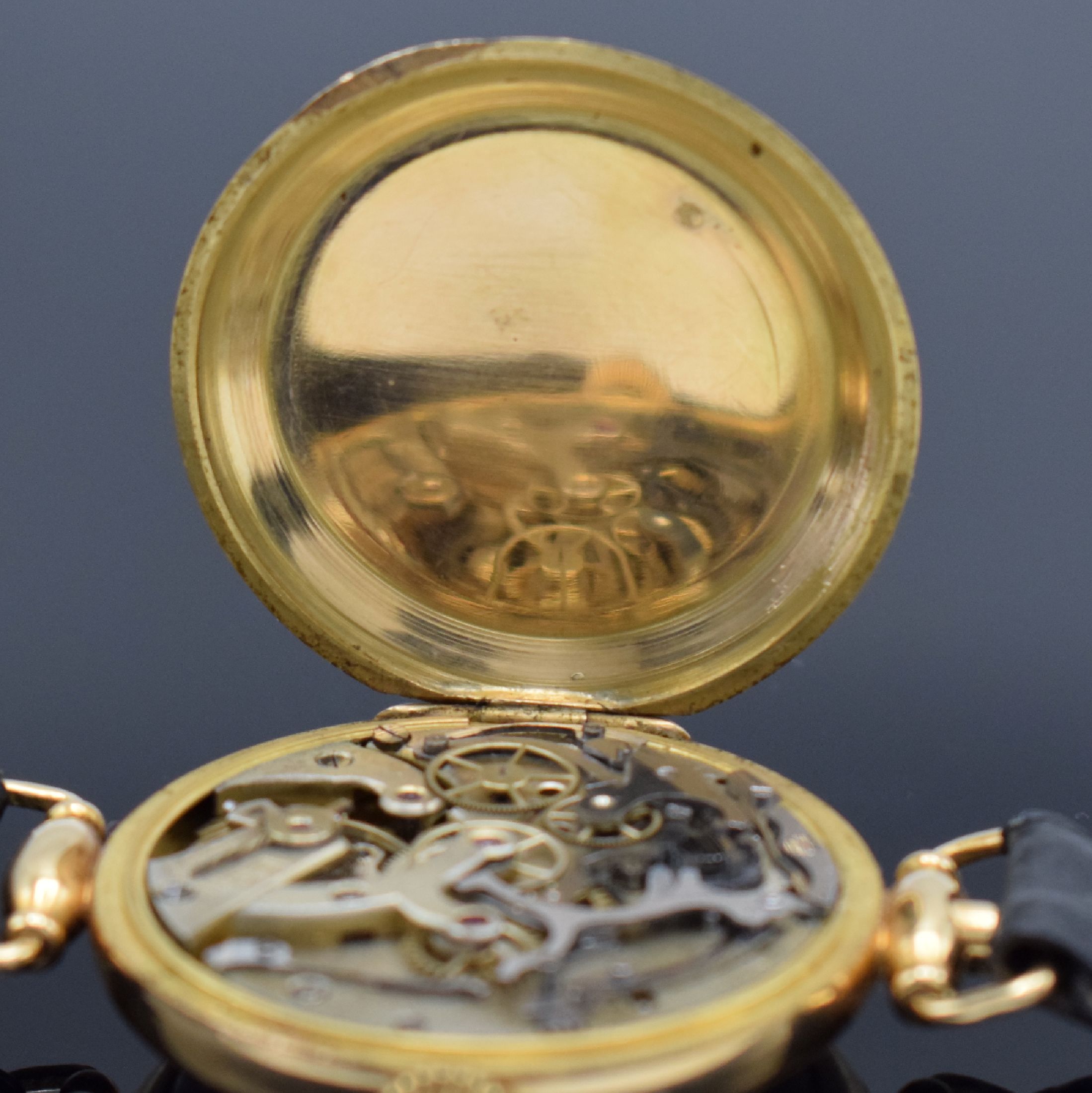 Detail h: UNIVERSAL WATCH großer & früher Schaltradchronograph in GG 750/000, Schweiz um 1930, Handaufzug, neutr. Geh., Rückdeckel m. Scharnier, Drücker f. ...