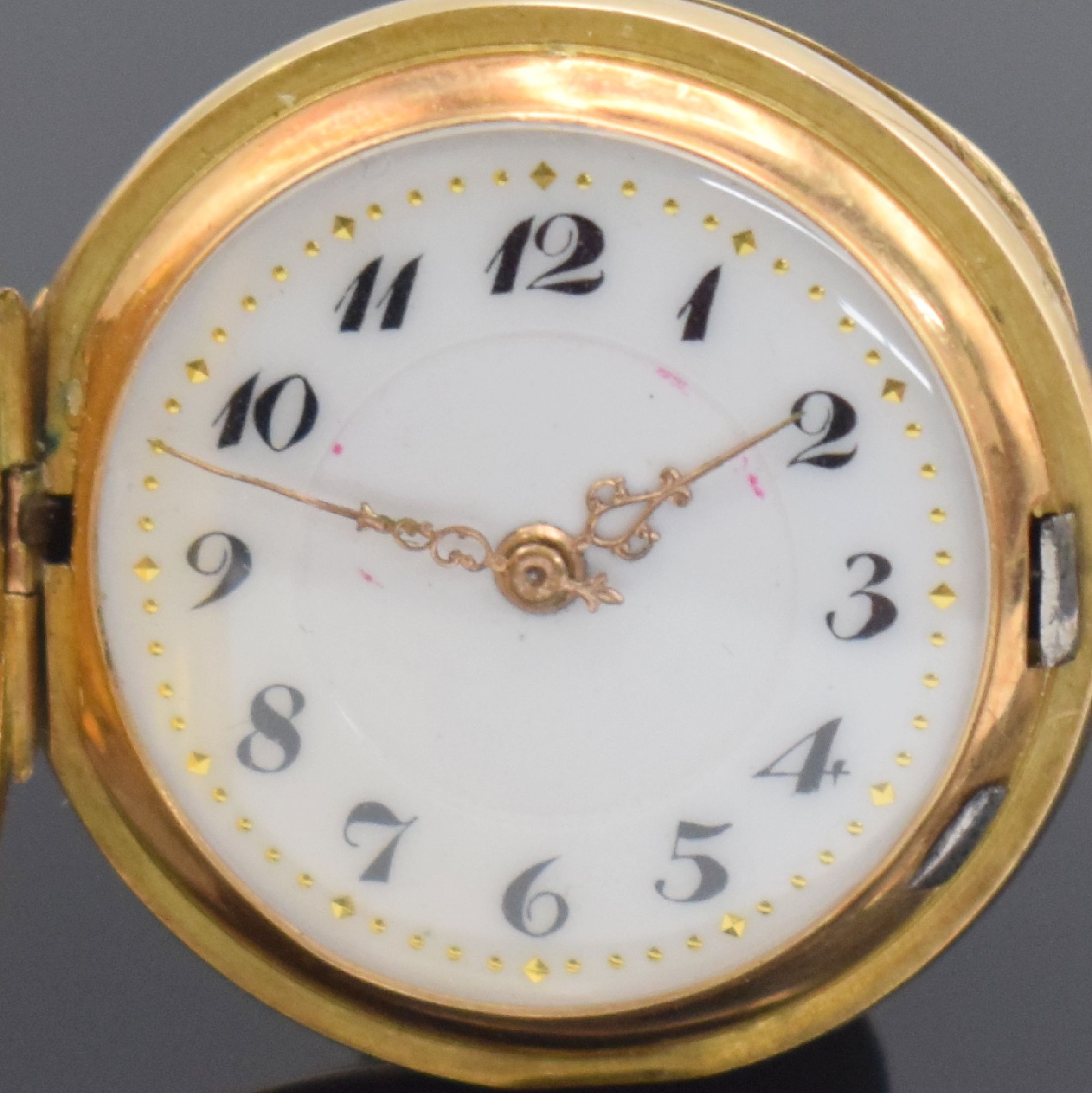 Detail a: Damensavonette in GG 585/000, Schweiz um 1900, glattes 3-Deckel Goldgeh. dell., Sprungdeckel m. Diamant, Emailzifferbl. m. arab. Zahlen, gold. ...