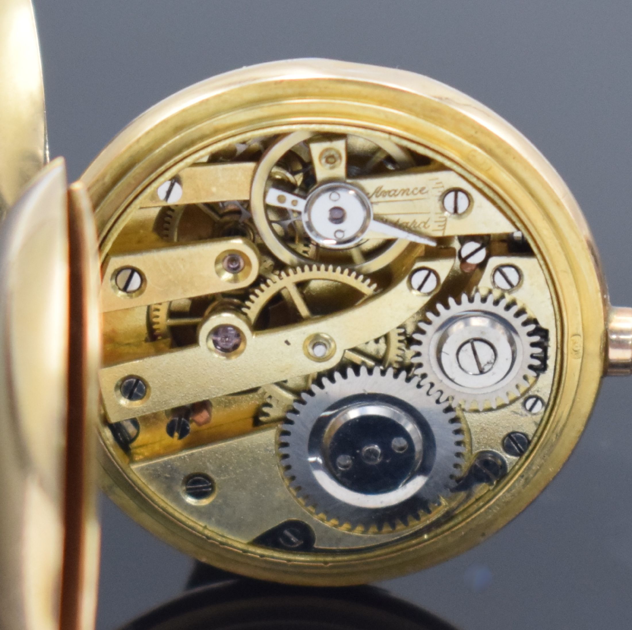 Detail e: Damensavonette in GG 585/000, Schweiz um 1900, glattes 3-Deckel Goldgeh. dell., Sprungdeckel m. Diamant, Emailzifferbl. m. arab. Zahlen, gold. ...