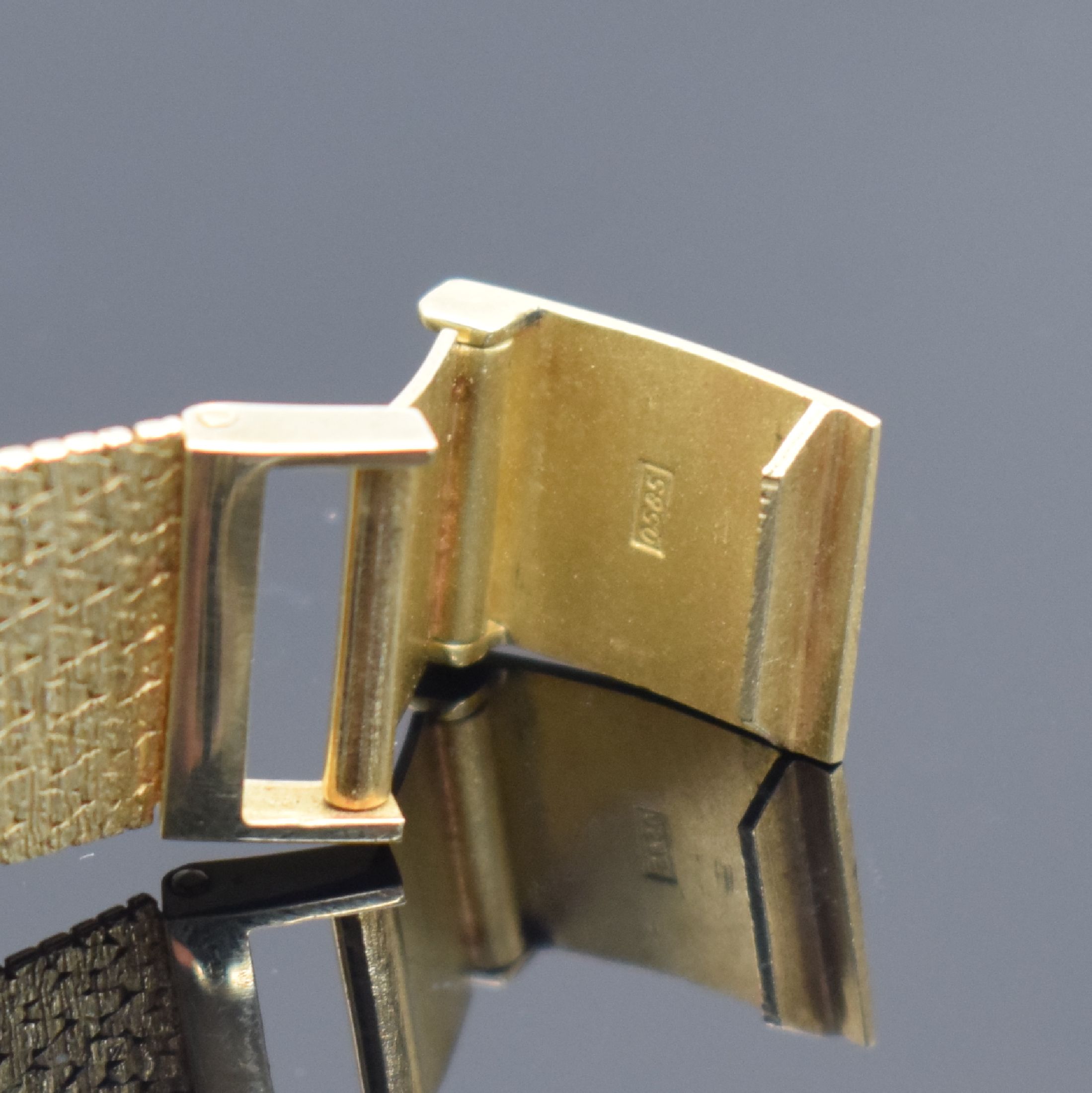 Detail b: JUNGHANS Herrenarmbanduhr in GG 585/000, Deutschland verk. lt. beil. Garantie 05/1974, Handaufzug, Boden aufgedr., silb. Zifferbl. m. aufges. ...