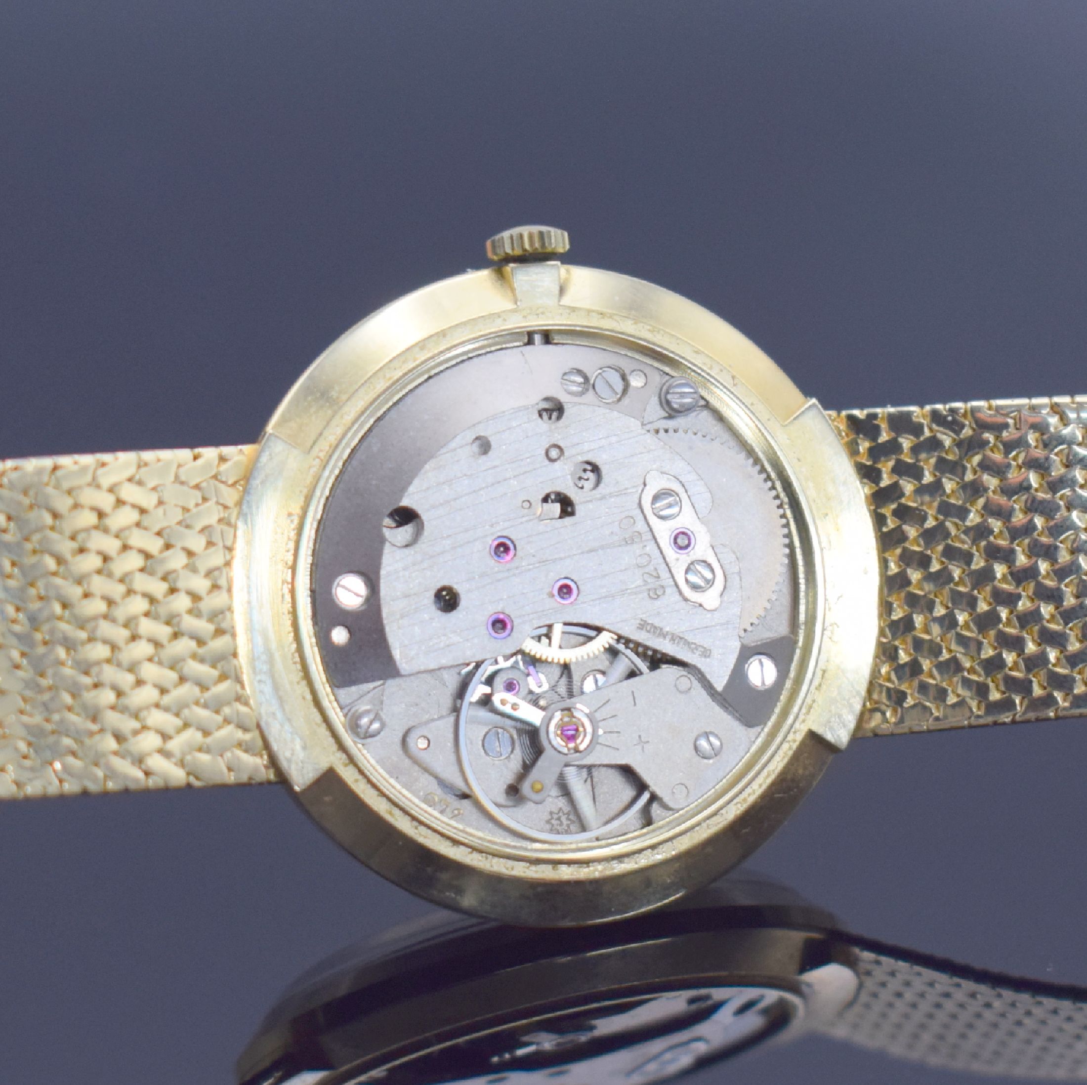 Detail d: JUNGHANS Herrenarmbanduhr in GG 585/000, Deutschland verk. lt. beil. Garantie 05/1974, Handaufzug, Boden aufgedr., silb. Zifferbl. m. aufges. ...