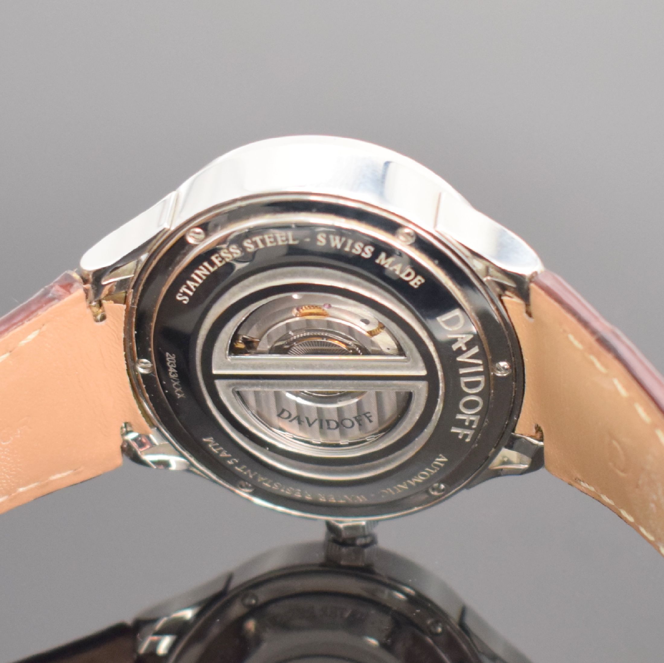 Detail e: DAVIDOFF Very Zino Dual Time Herrenarmbanduhr in Stahl, Schweiz um 2010, Automatik, Ref. 20343, beids. vergl. Geh., Boden 6-fach verschr., orig. ...