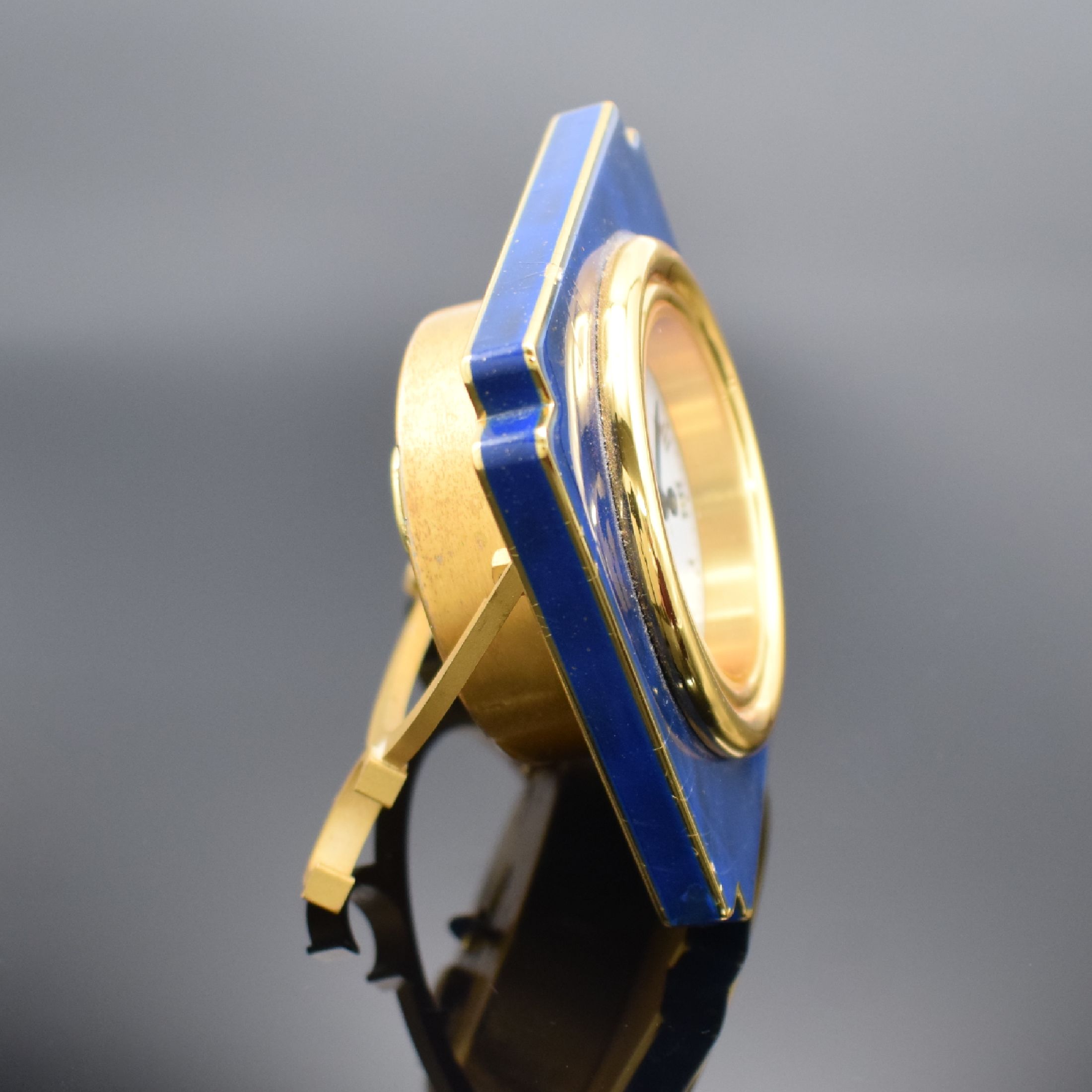 Detail a: CARTIER Paris Tischwecker Referenz 7512, Schweiz um 1970, Handaufzug, verg. Gehäuse, teils lackiert, Lackierung riss. bzw. besch., weißes Zifferbl. ...