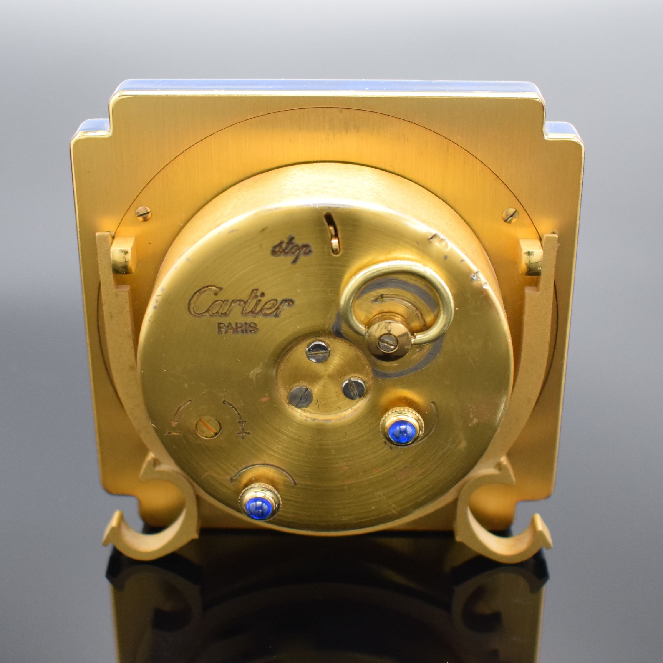 Detail b: CARTIER Paris Tischwecker Referenz 7512, Schweiz um 1970, Handaufzug, verg. Gehäuse, teils lackiert, Lackierung riss. bzw. besch., weißes Zifferbl. ...
