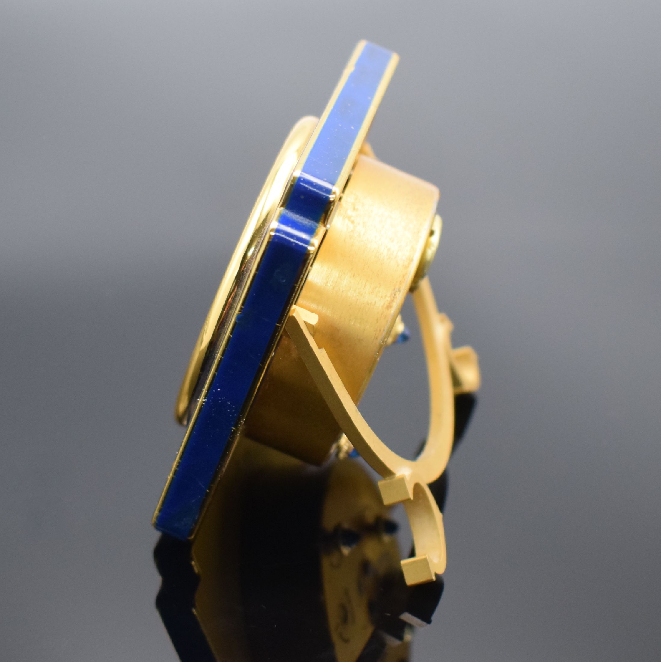 Detail c: CARTIER Paris Tischwecker Referenz 7512, Schweiz um 1970, Handaufzug, verg. Gehäuse, teils lackiert, Lackierung riss. bzw. besch., weißes Zifferbl. ...