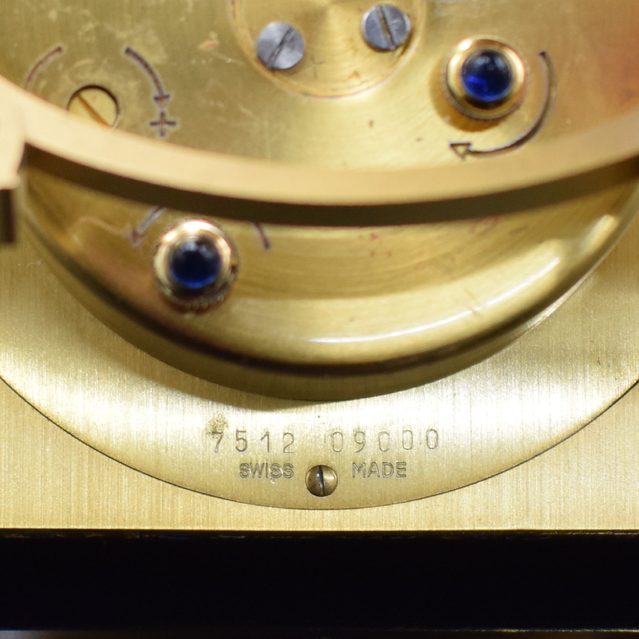 Detail d: CARTIER Paris Tischwecker Referenz 7512, Schweiz um 1970, Handaufzug, verg. Gehäuse, teils lackiert, Lackierung riss. bzw. besch., weißes Zifferbl. ...