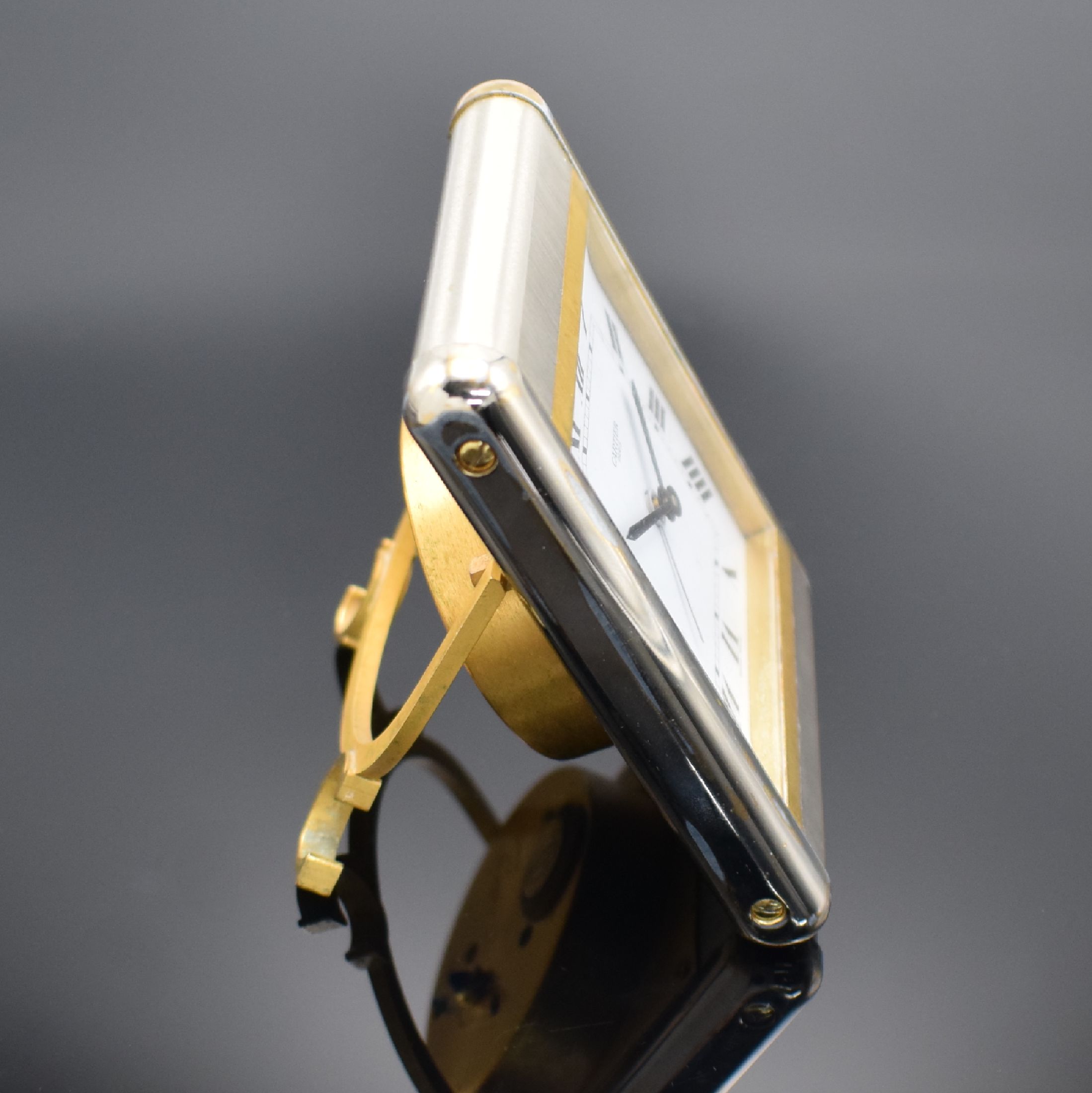 Detail a: CARTIER Paris Tischwecker, Schweiz um 1980, quarz, Ref. 7505, z. T. verg. Gehäuse, weißes Zifferbl. m. röm. Zahlen, Bedienung rücks., M. ca. 9,7 ...