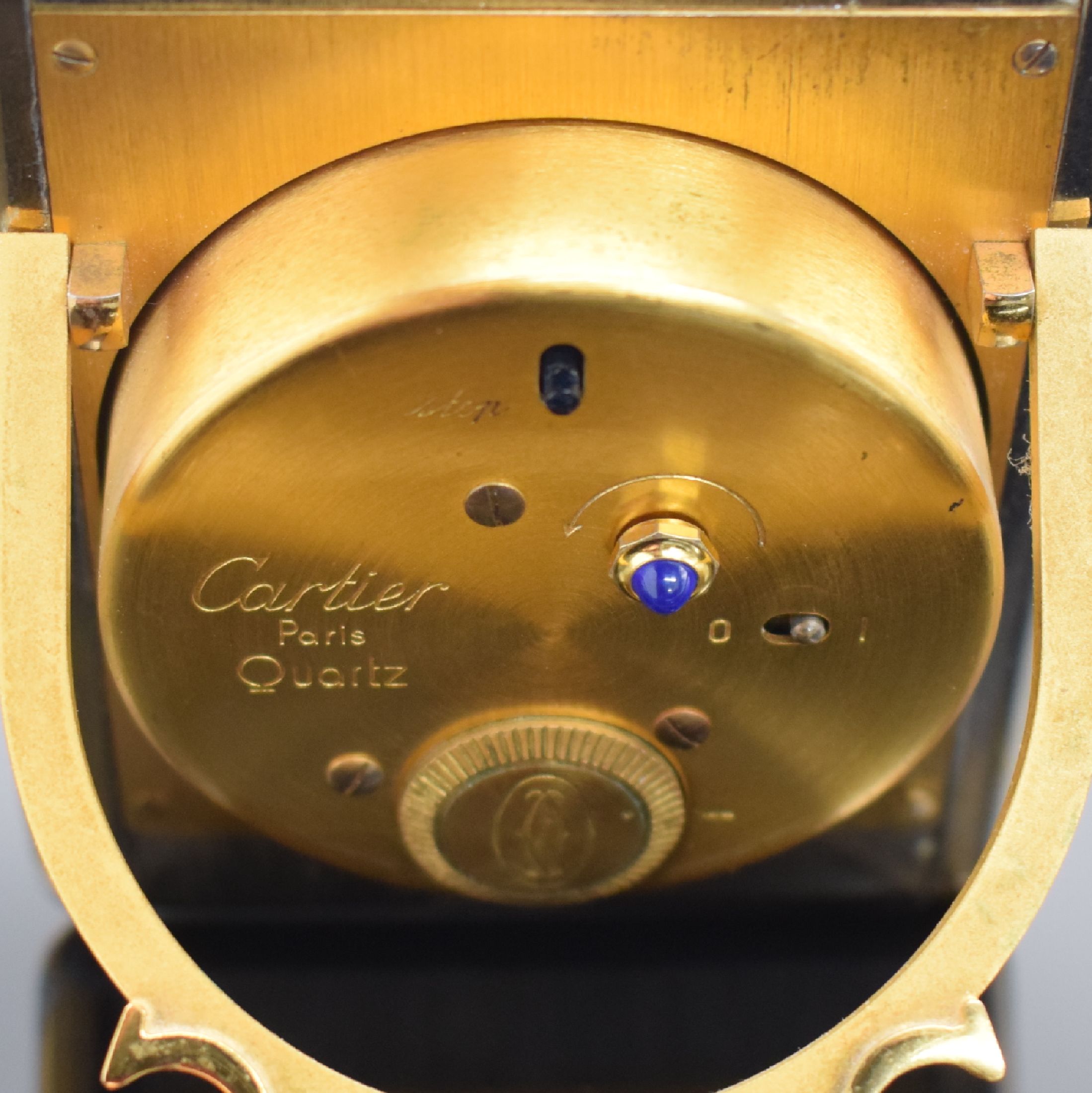 Detail b: CARTIER Paris Tischwecker, Schweiz um 1980, quarz, Ref. 7505, z. T. verg. Gehäuse, weißes Zifferbl. m. röm. Zahlen, Bedienung rücks., M. ca. 9,7 ...