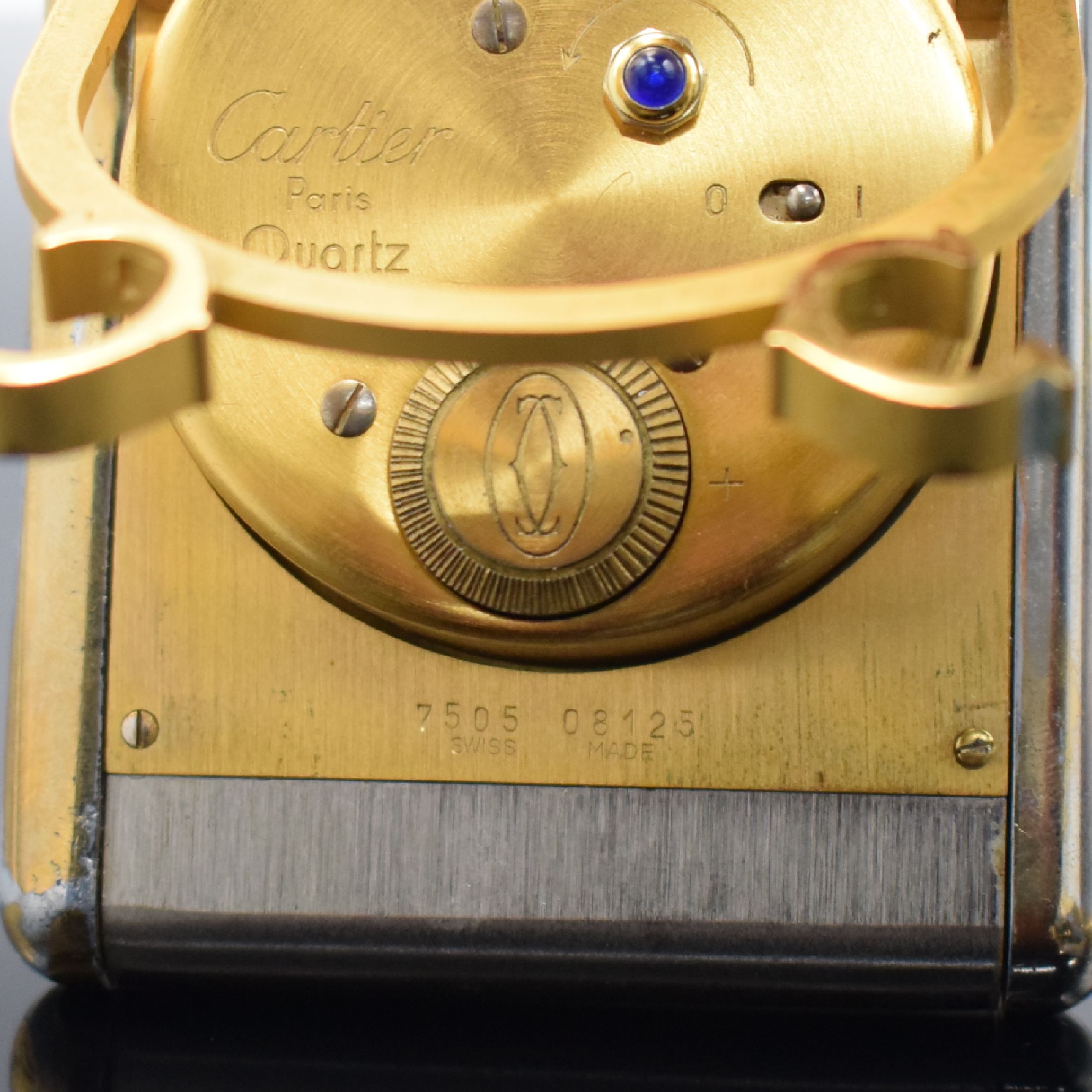 Detail c: CARTIER Paris Tischwecker, Schweiz um 1980, quarz, Ref. 7505, z. T. verg. Gehäuse, weißes Zifferbl. m. röm. Zahlen, Bedienung rücks., M. ca. 9,7 ...
