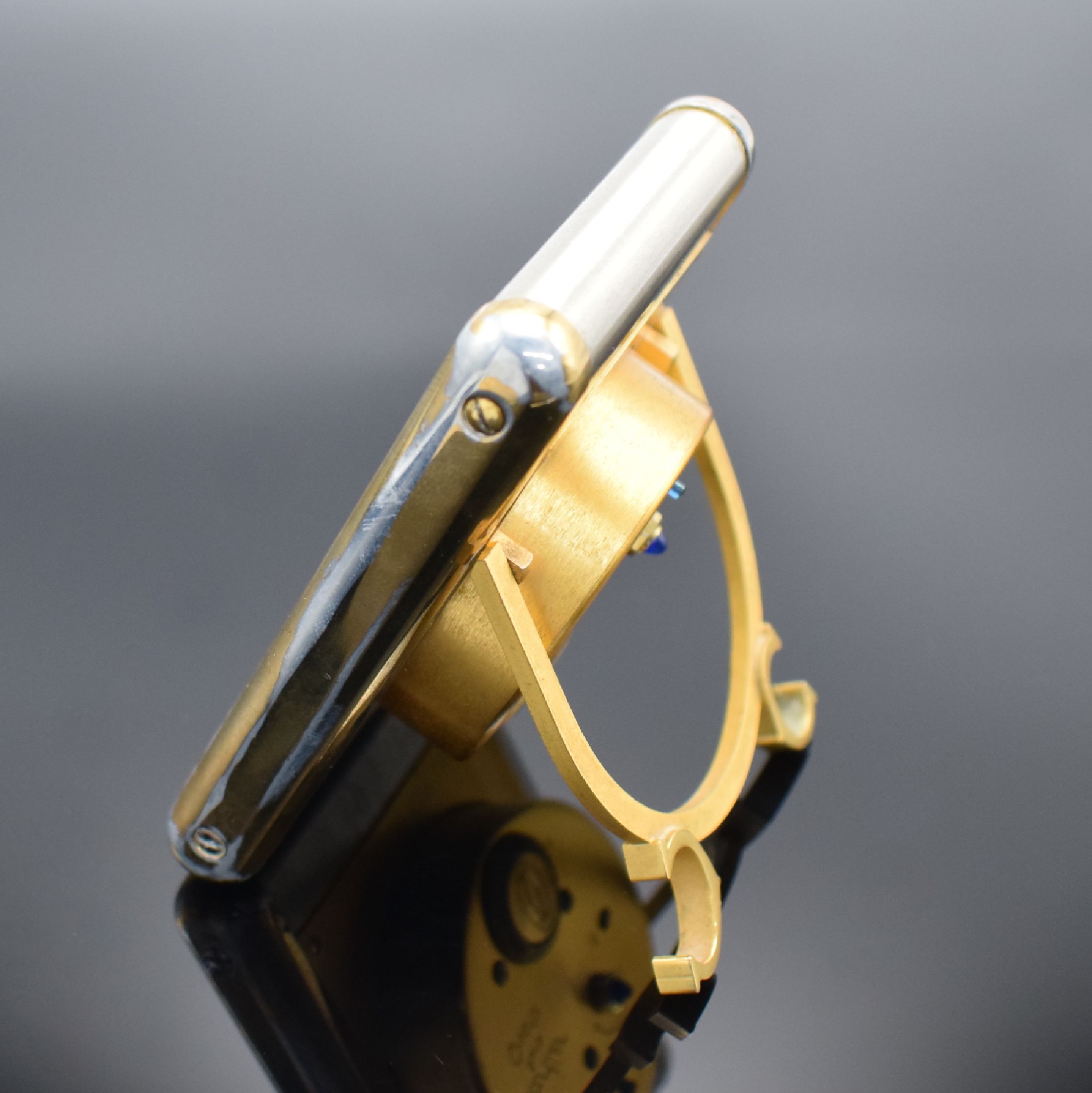 Detail d: CARTIER Paris Tischwecker, Schweiz um 1980, quarz, Ref. 7505, z. T. verg. Gehäuse, weißes Zifferbl. m. röm. Zahlen, Bedienung rücks., M. ca. 9,7 ...