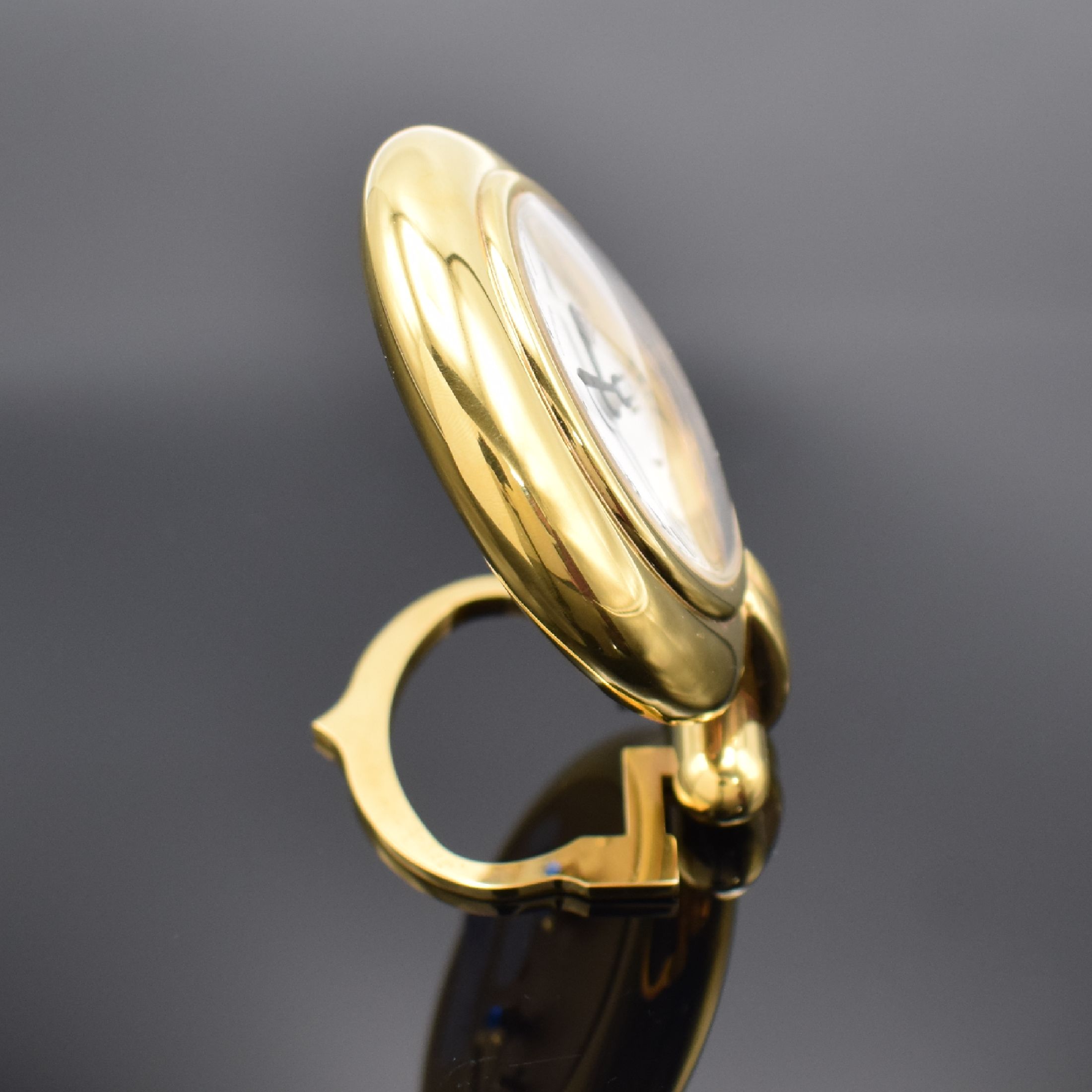Detail a: CARTIER Colisee Tischwecker, Schweiz um 1990, quarz, verg. aufstellbares Gehäuse, weißes Zifferbl. m. röm. Zahlen, schwarze Zeiger, Bedienung & ...